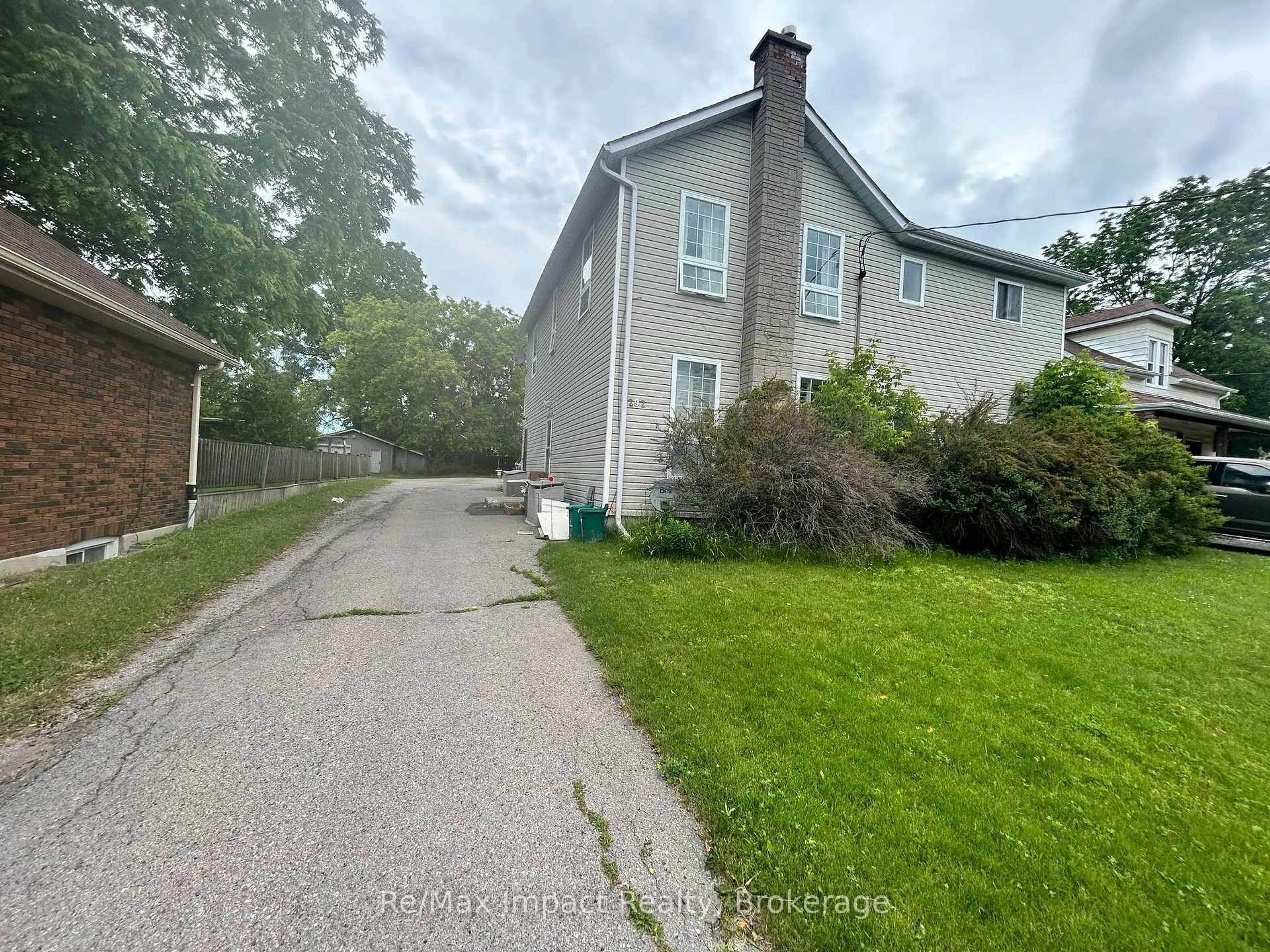 A pic from outside/outdoor area/front of a property/back of a property/a pic from drone, street for 292 William St, Oshawa Ontario L1G 1K8