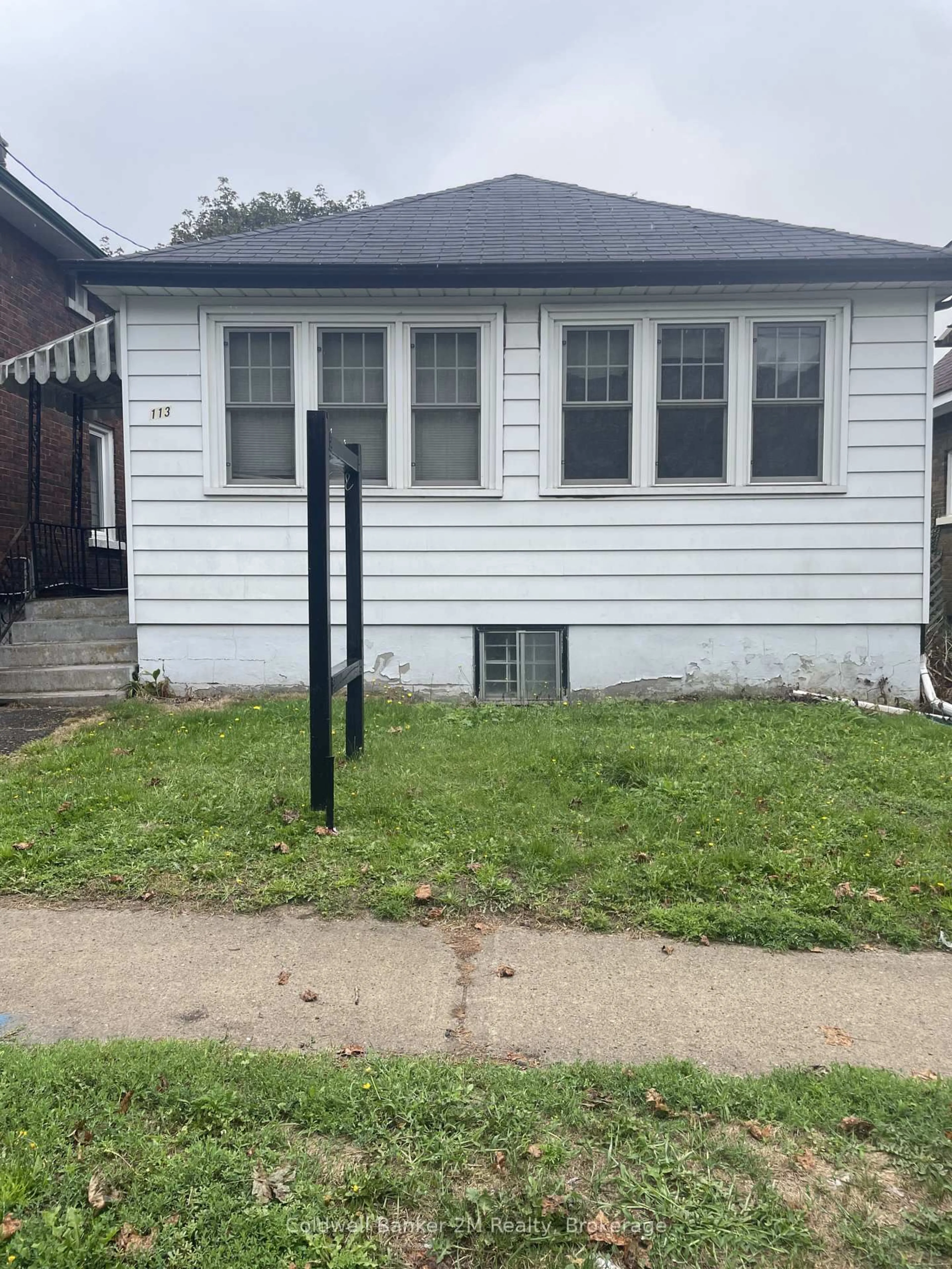 Home with vinyl exterior material, street for 113 Elgin St, Oshawa Ontario L1G 1S5