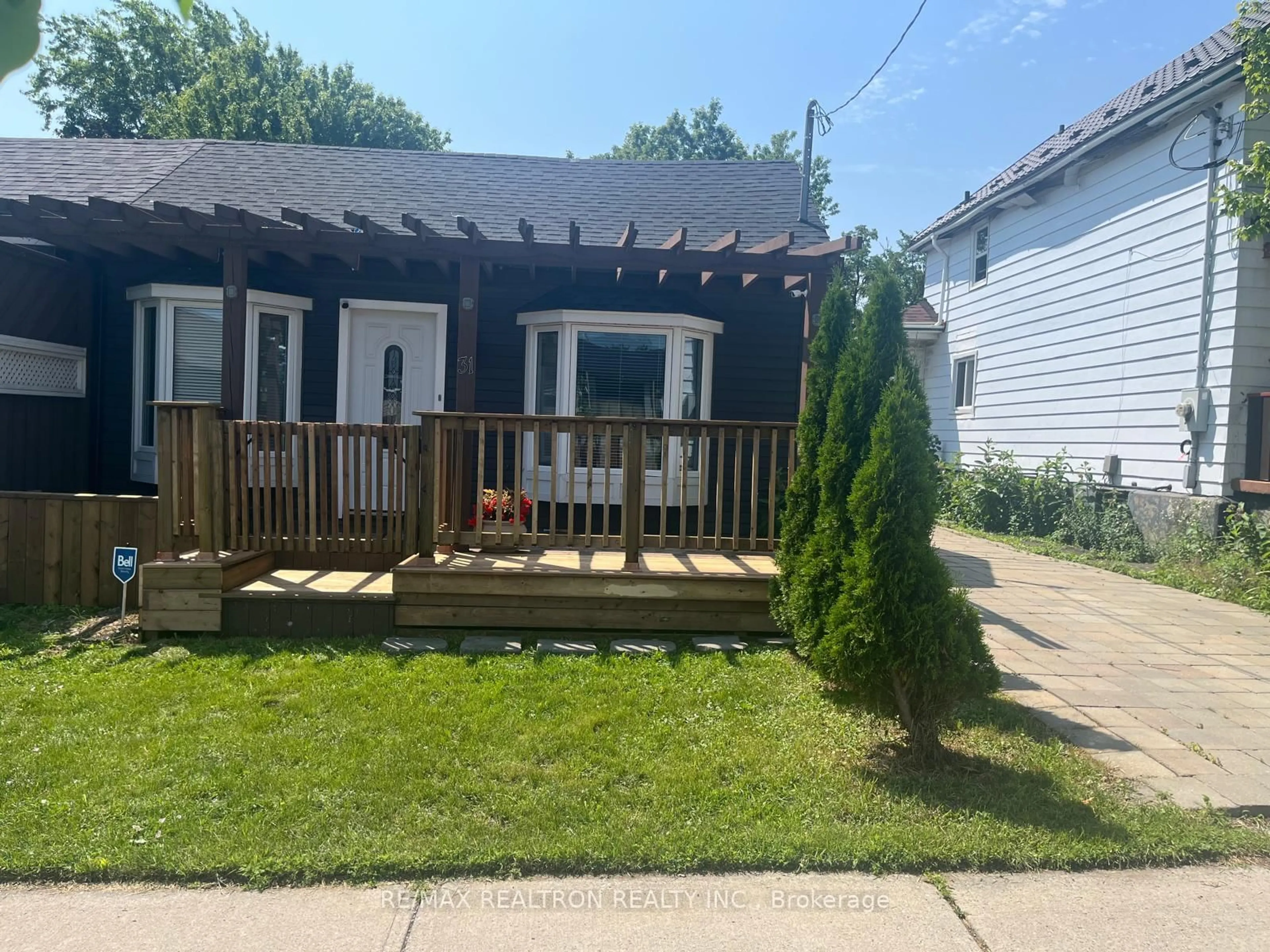 Patio, street for 31 Albany St, Oshawa Ontario L1H 2Y9