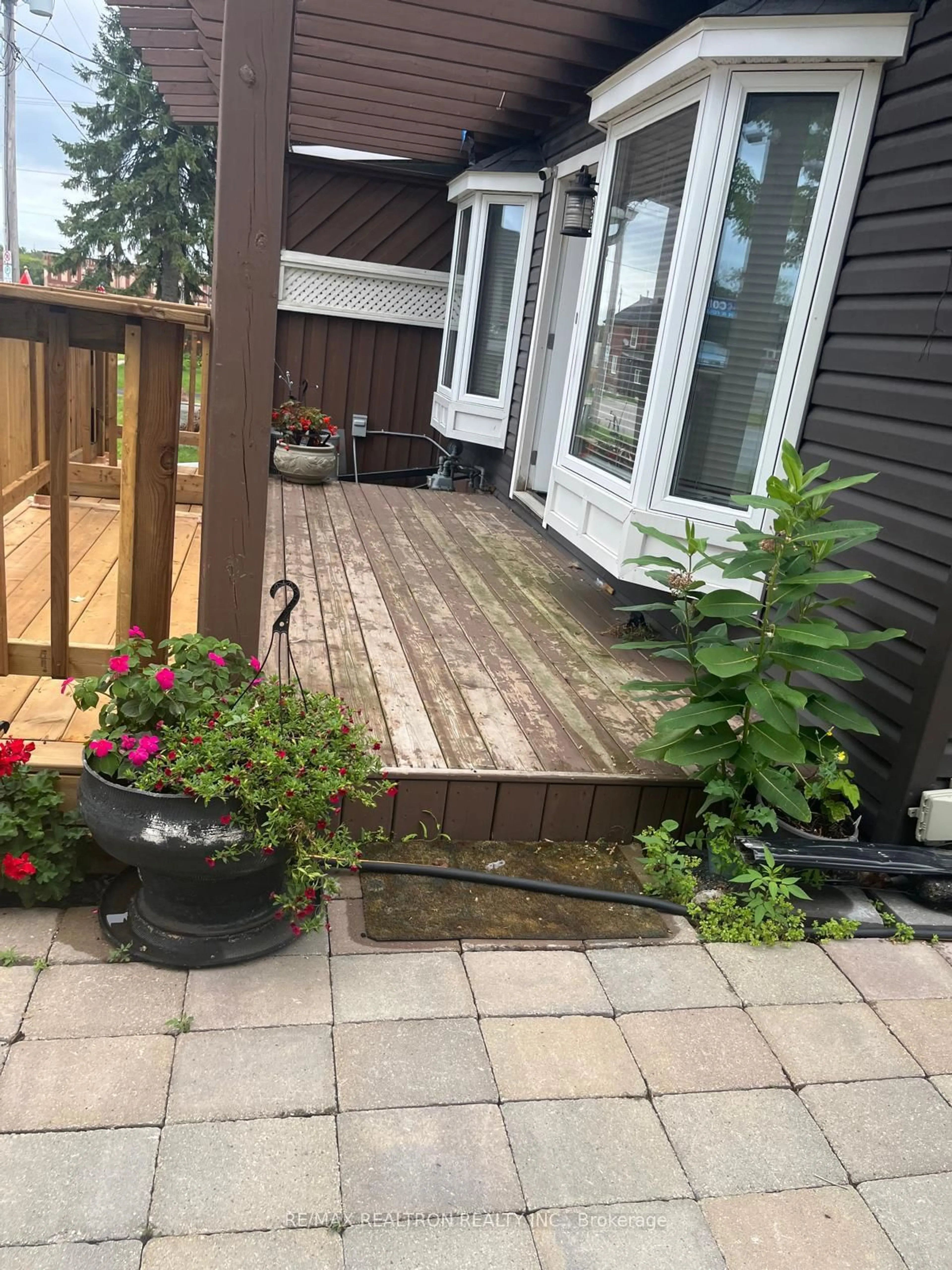 Patio, street for 31 Albany St, Oshawa Ontario L1H 2Y9