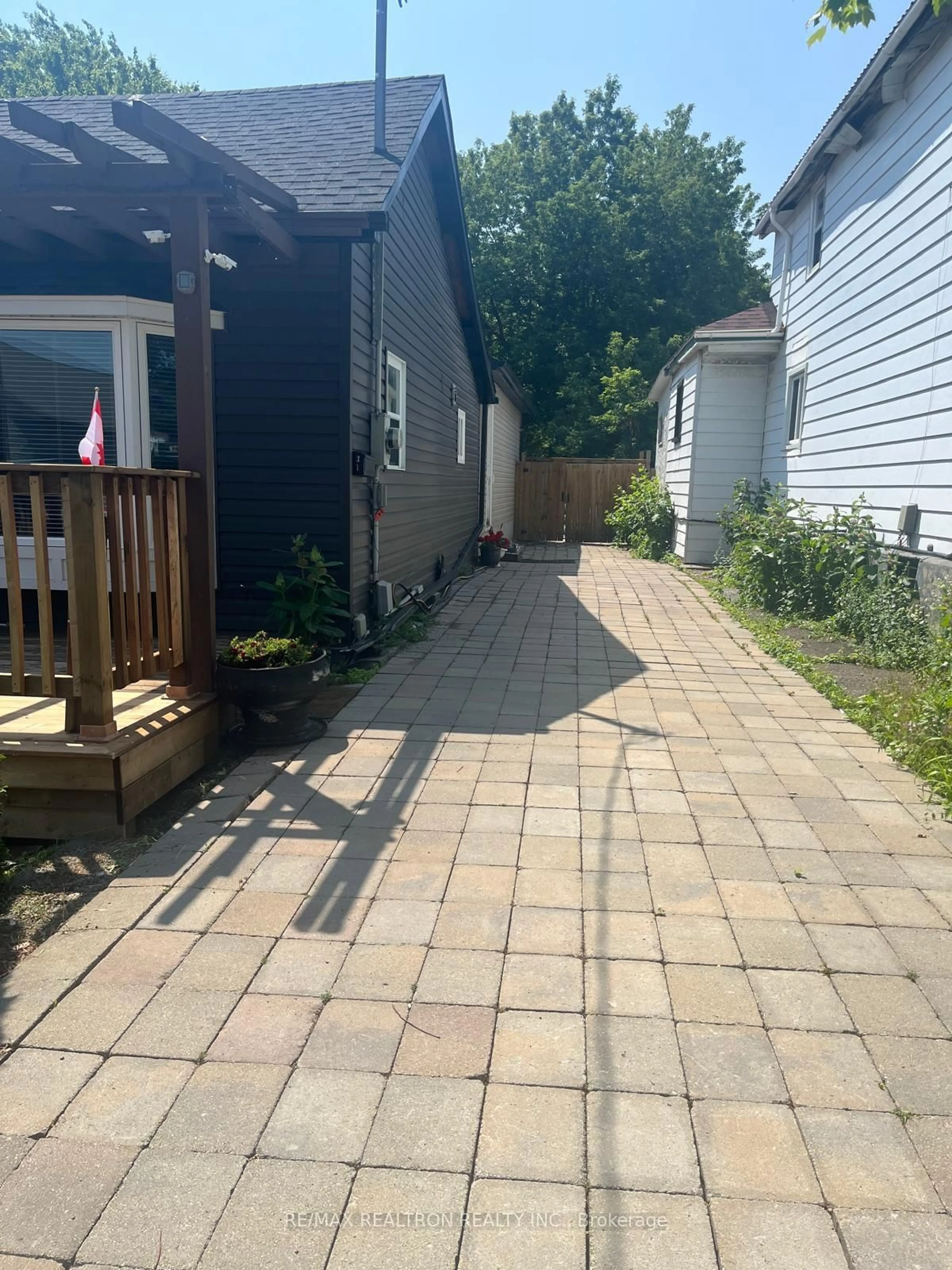 Patio, street for 31 Albany St, Oshawa Ontario L1H 2Y9
