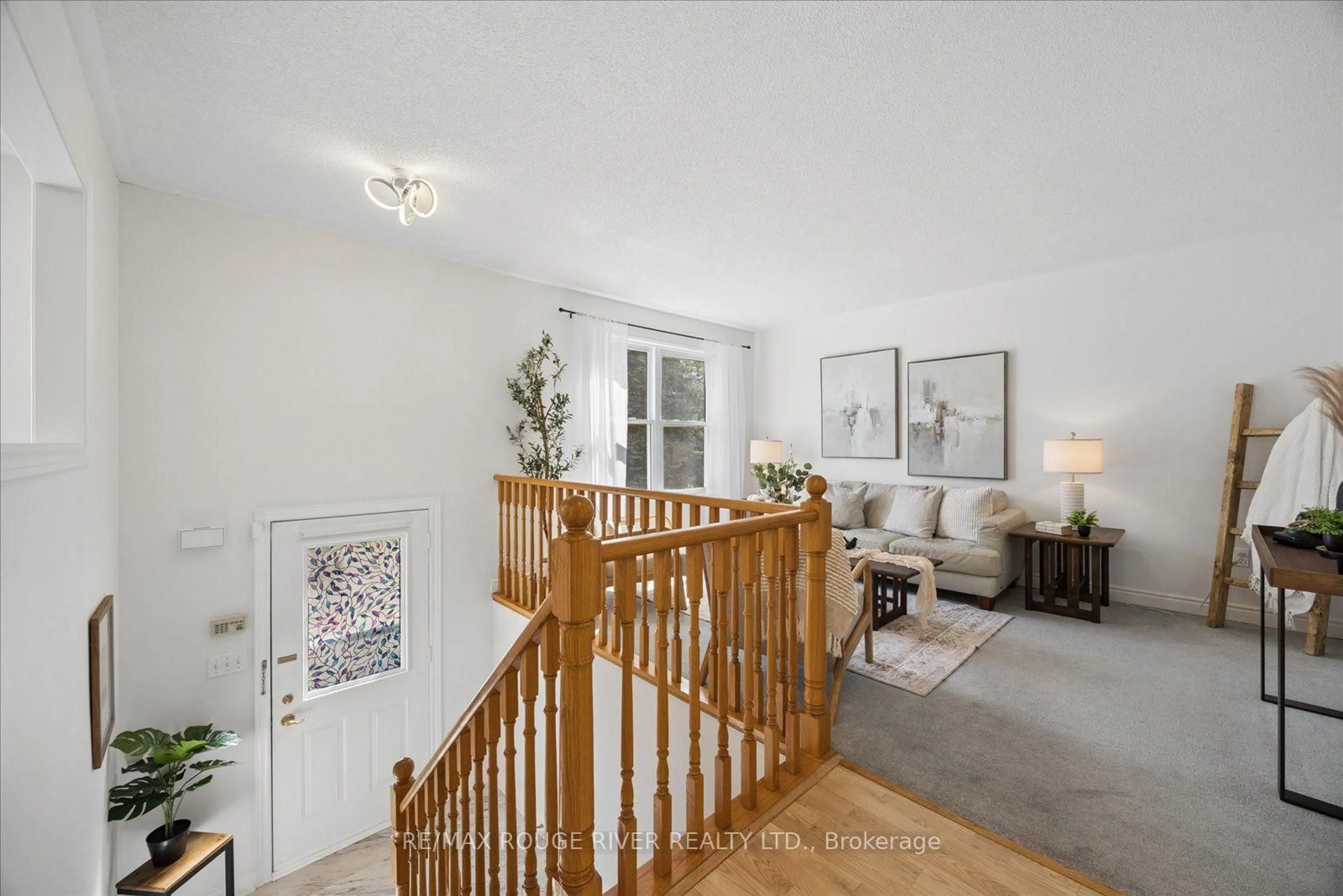 Indoor foyer for 45 Mccrimmon Cres, Clarington Ontario L1C 4N3