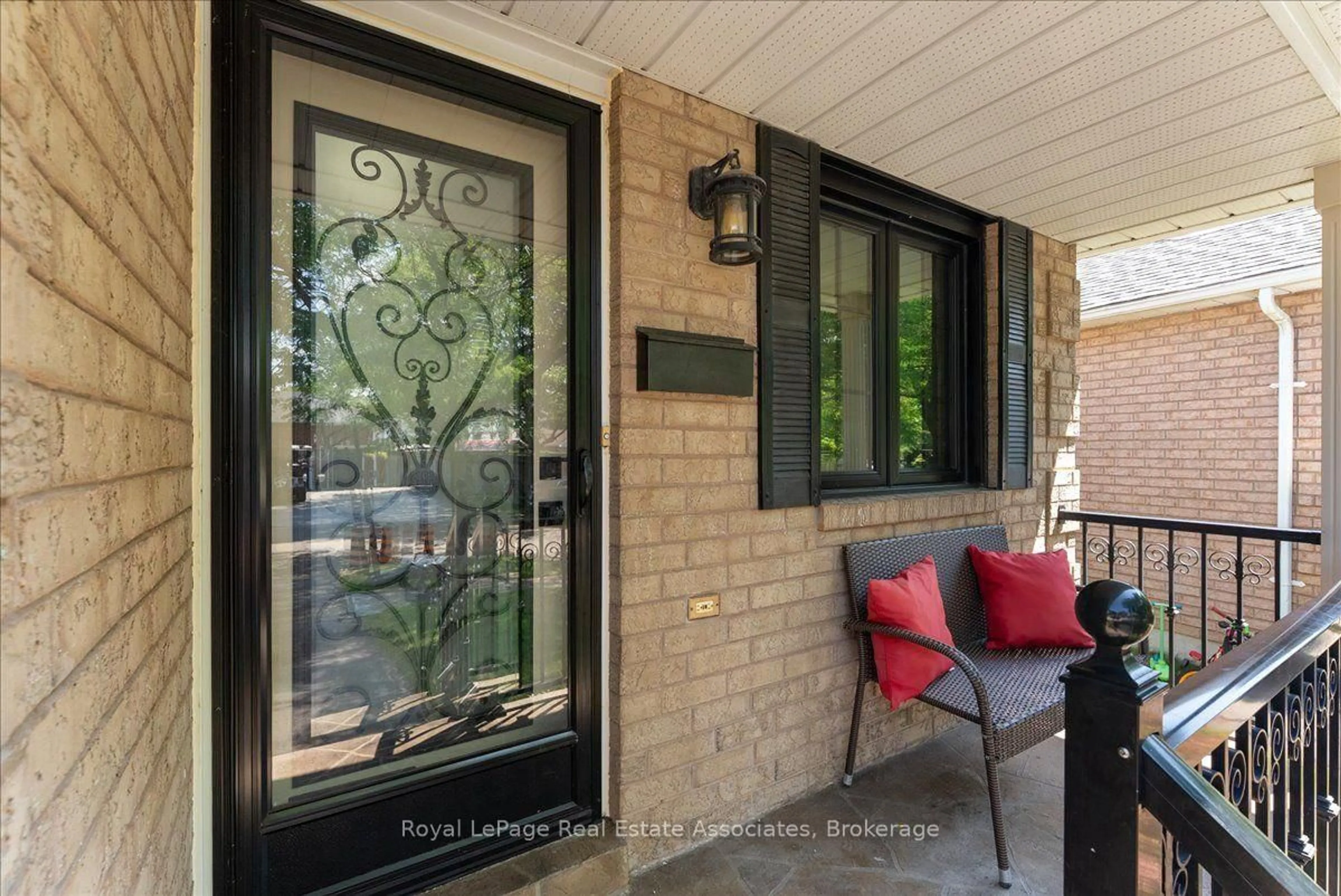 Indoor entryway for 1464 Trowbridge Dr, Oshawa Ontario L1G 7R7