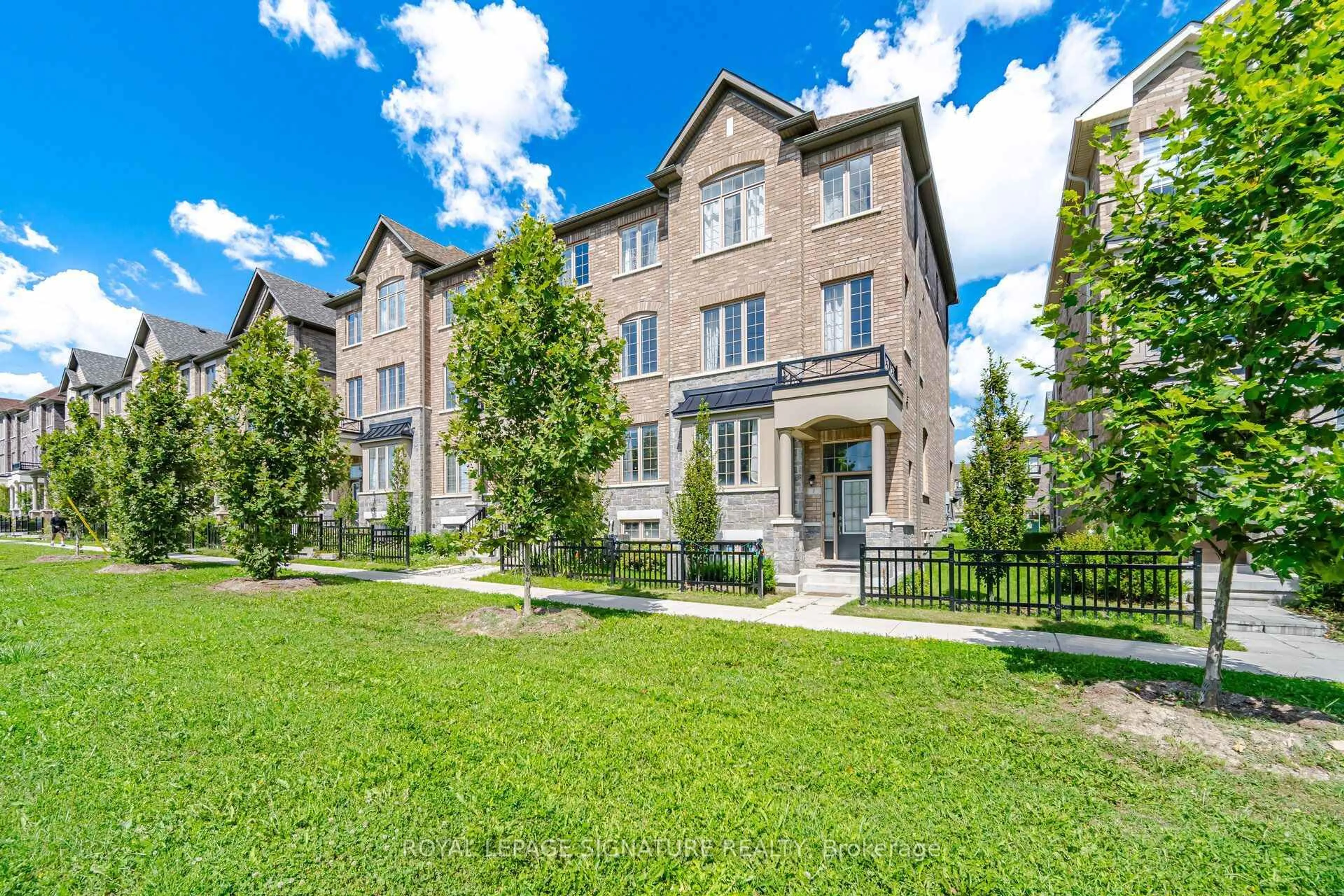 A pic from outside/outdoor area/front of a property/back of a property/a pic from drone, street for 3 Kingfisher Way, Whitby Ontario L1P 0K3