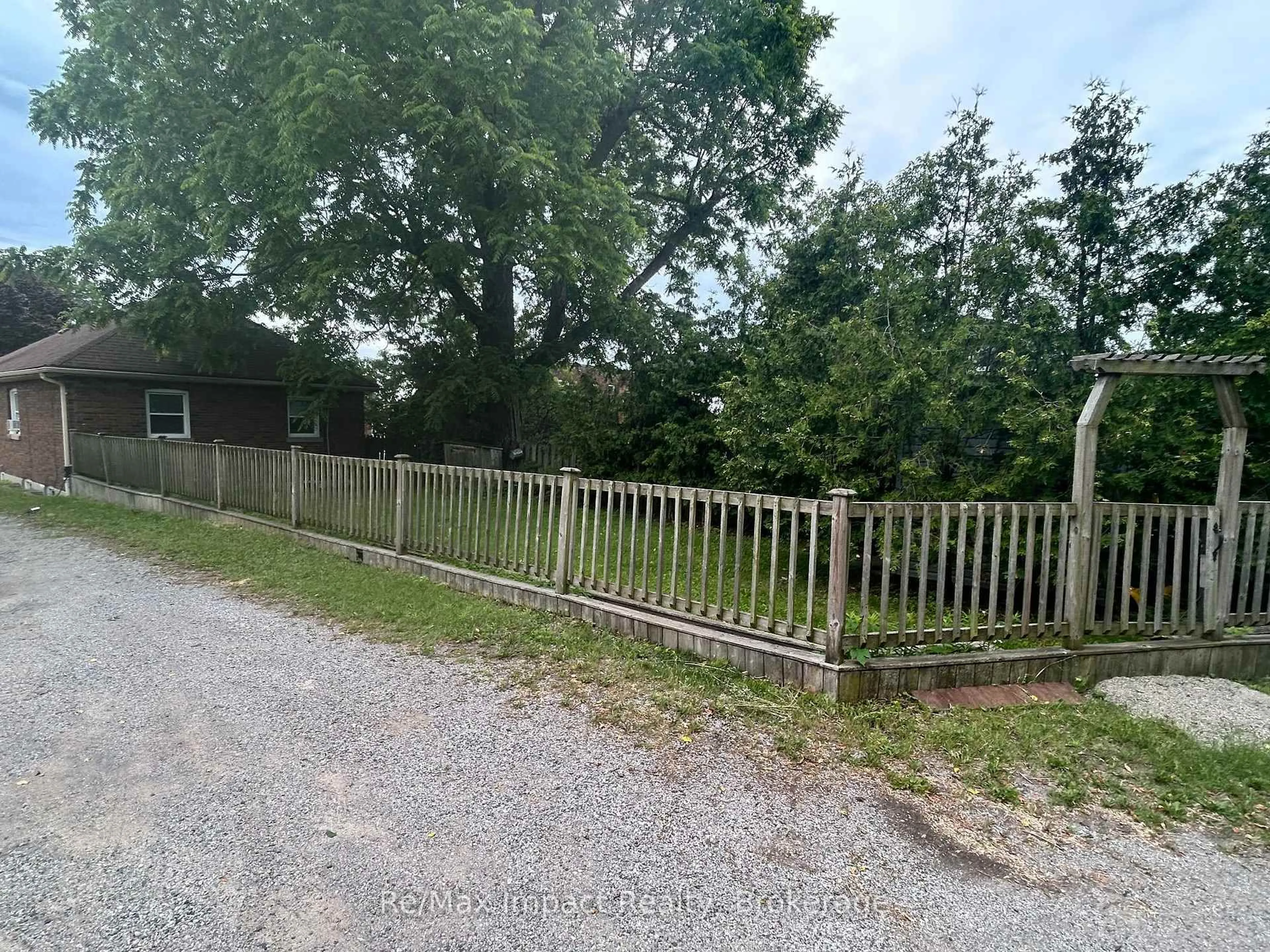 A pic from outside/outdoor area/front of a property/back of a property/a pic from drone, street for 278 William St, Oshawa Ontario L1G 1K8
