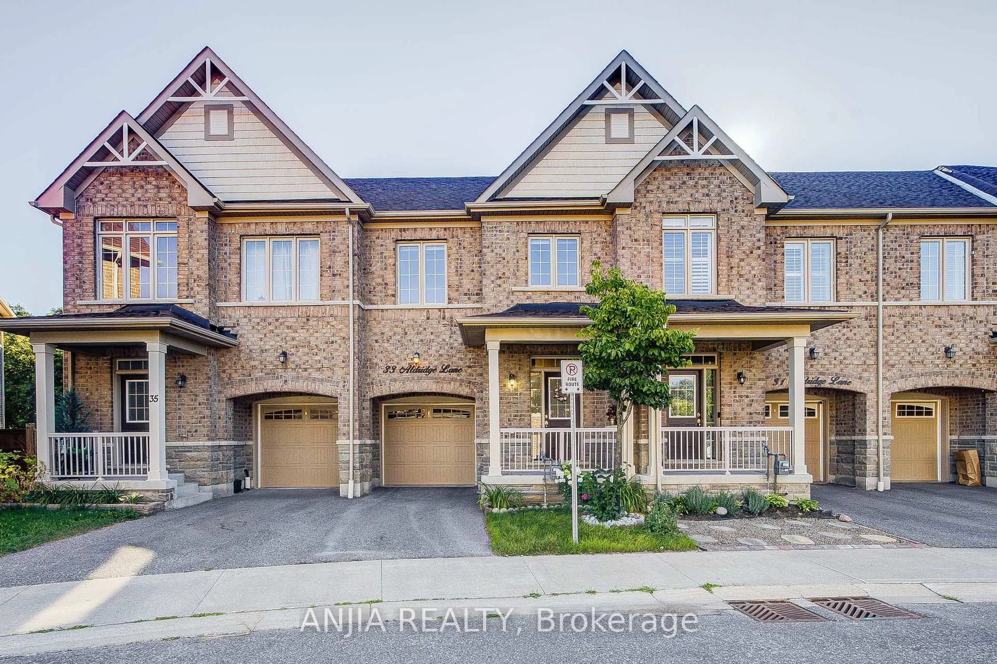 A pic from outside/outdoor area/front of a property/back of a property/a pic from drone, street for 33 Aldridge Lane, Clarington Ontario L1B 0V6