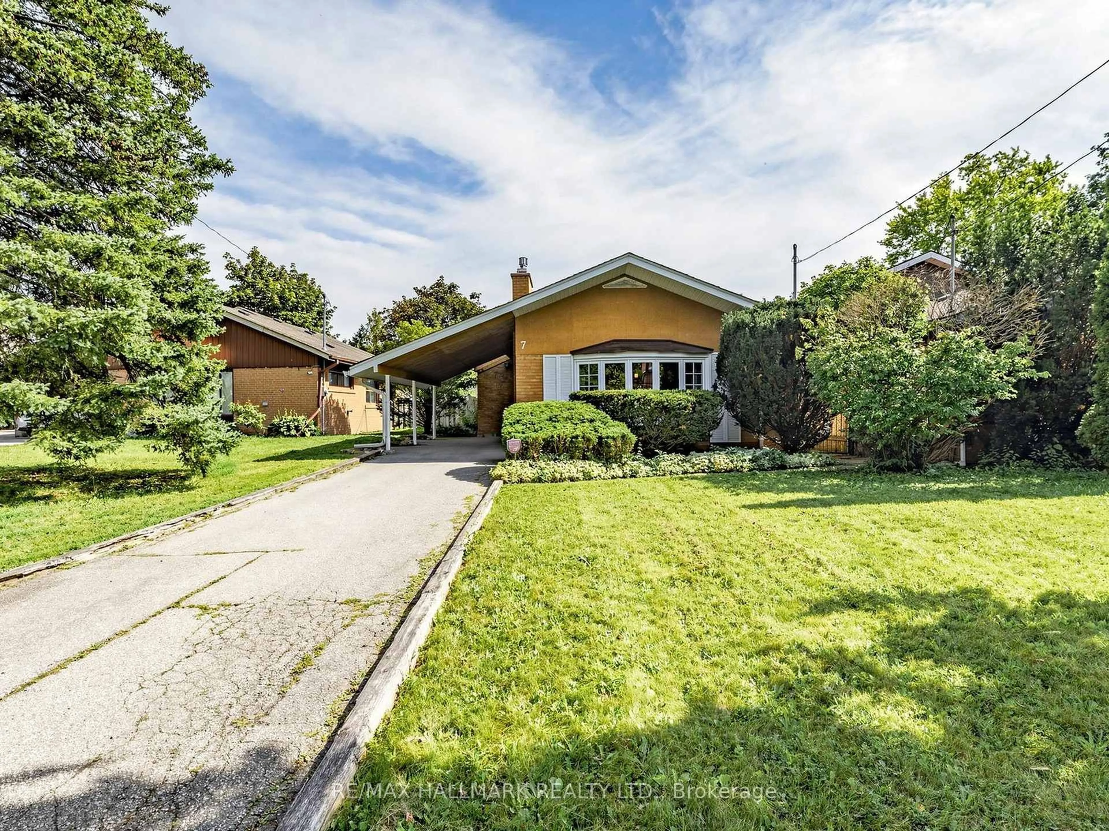 A pic from outside/outdoor area/front of a property/back of a property/a pic from drone, street for 7 Panmure Cres, Toronto Ontario M1K 4Y5