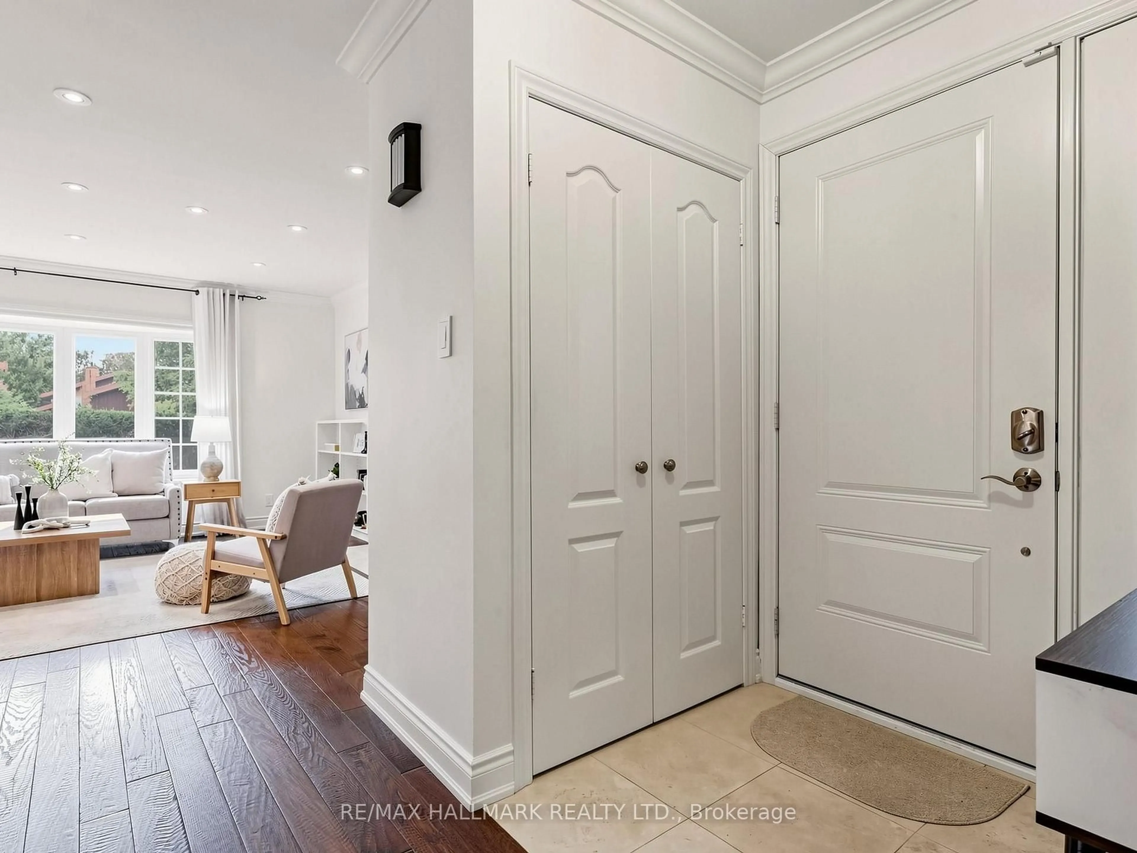 Indoor entryway for 7 Panmure Cres, Toronto Ontario M1K 4Y5