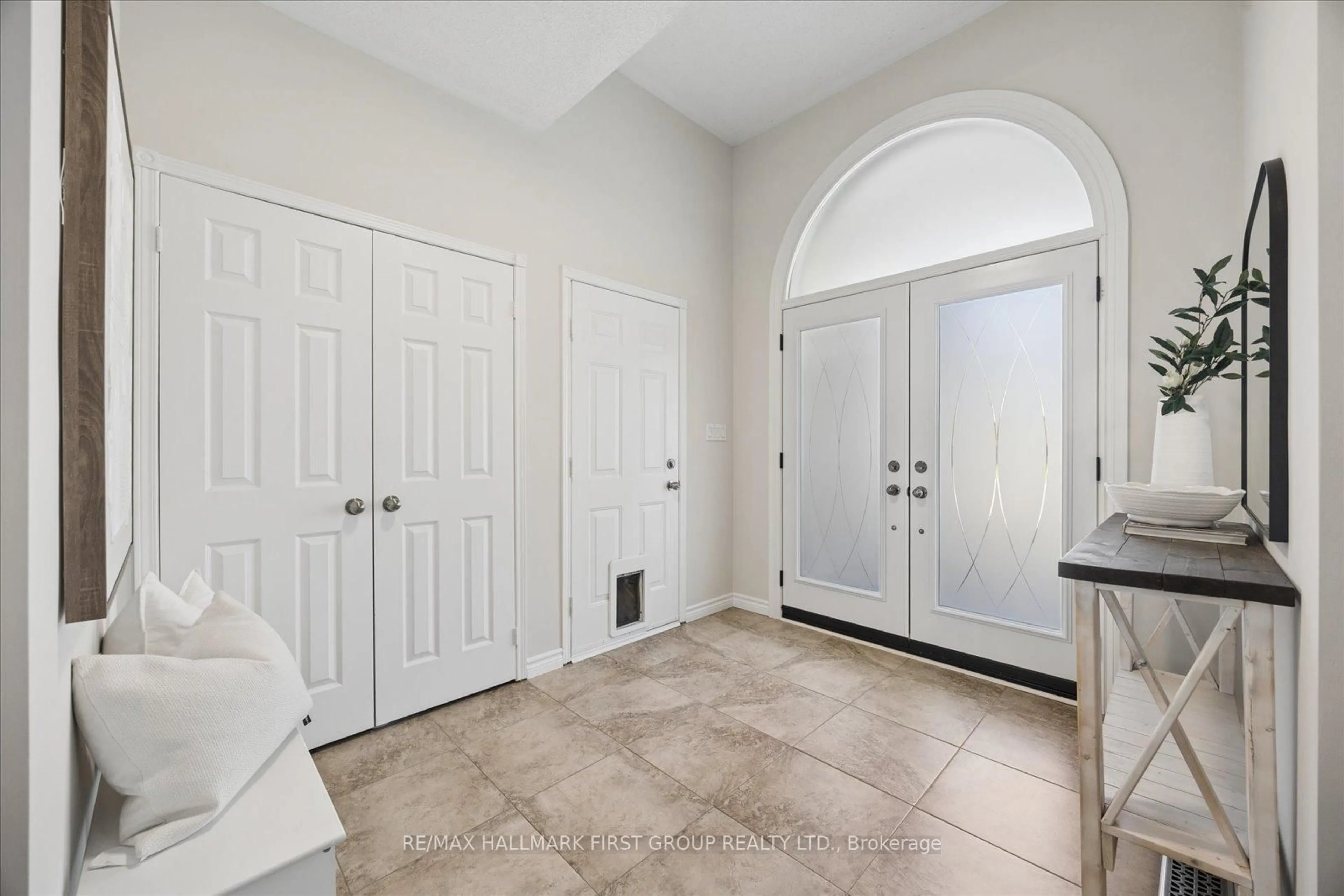 Indoor entryway for 1028 Highbrooke Crt, Oshawa Ontario L1K 2K6