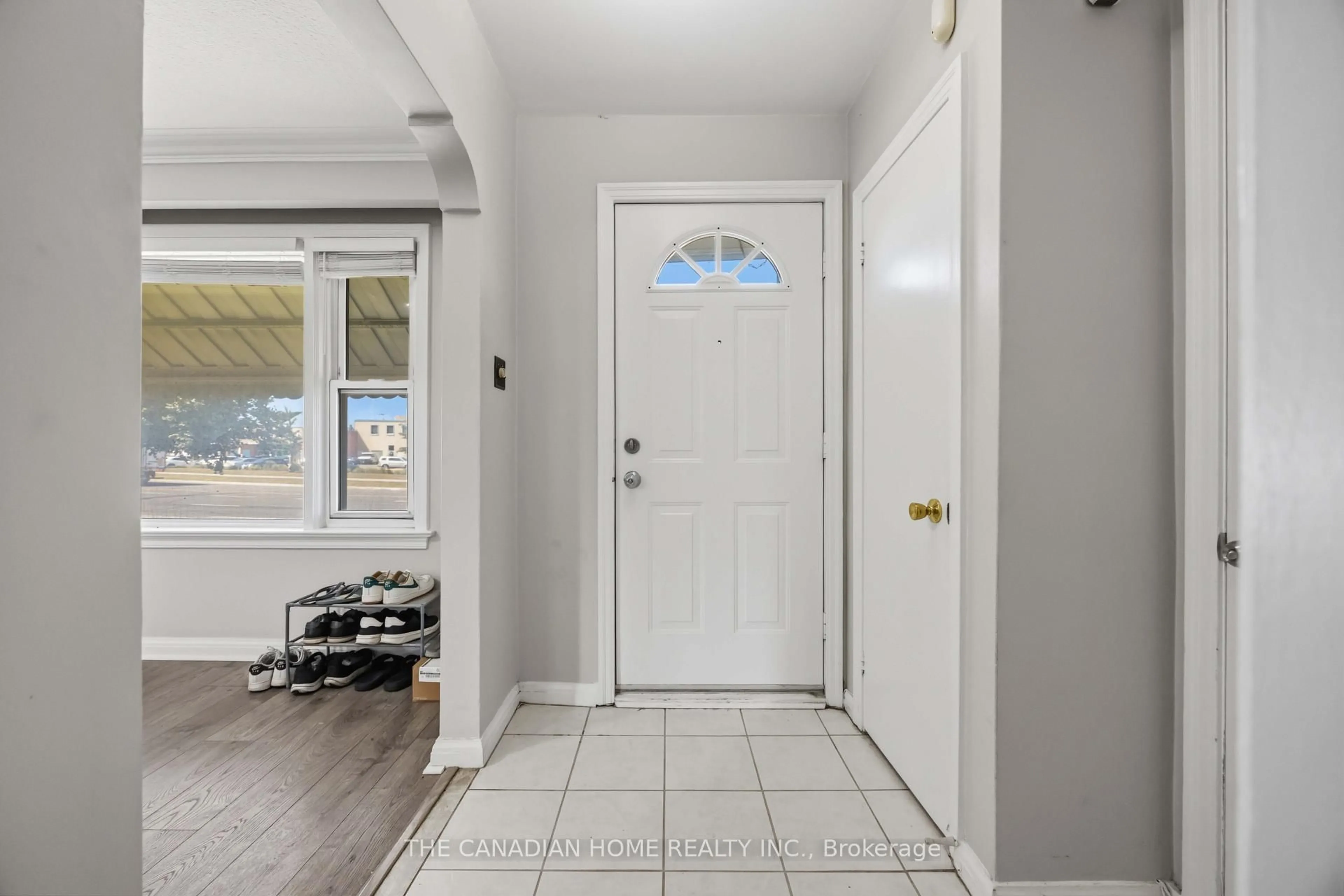 Indoor entryway for 1373 Pharmacy Ave, Toronto Ontario M1R 2J6