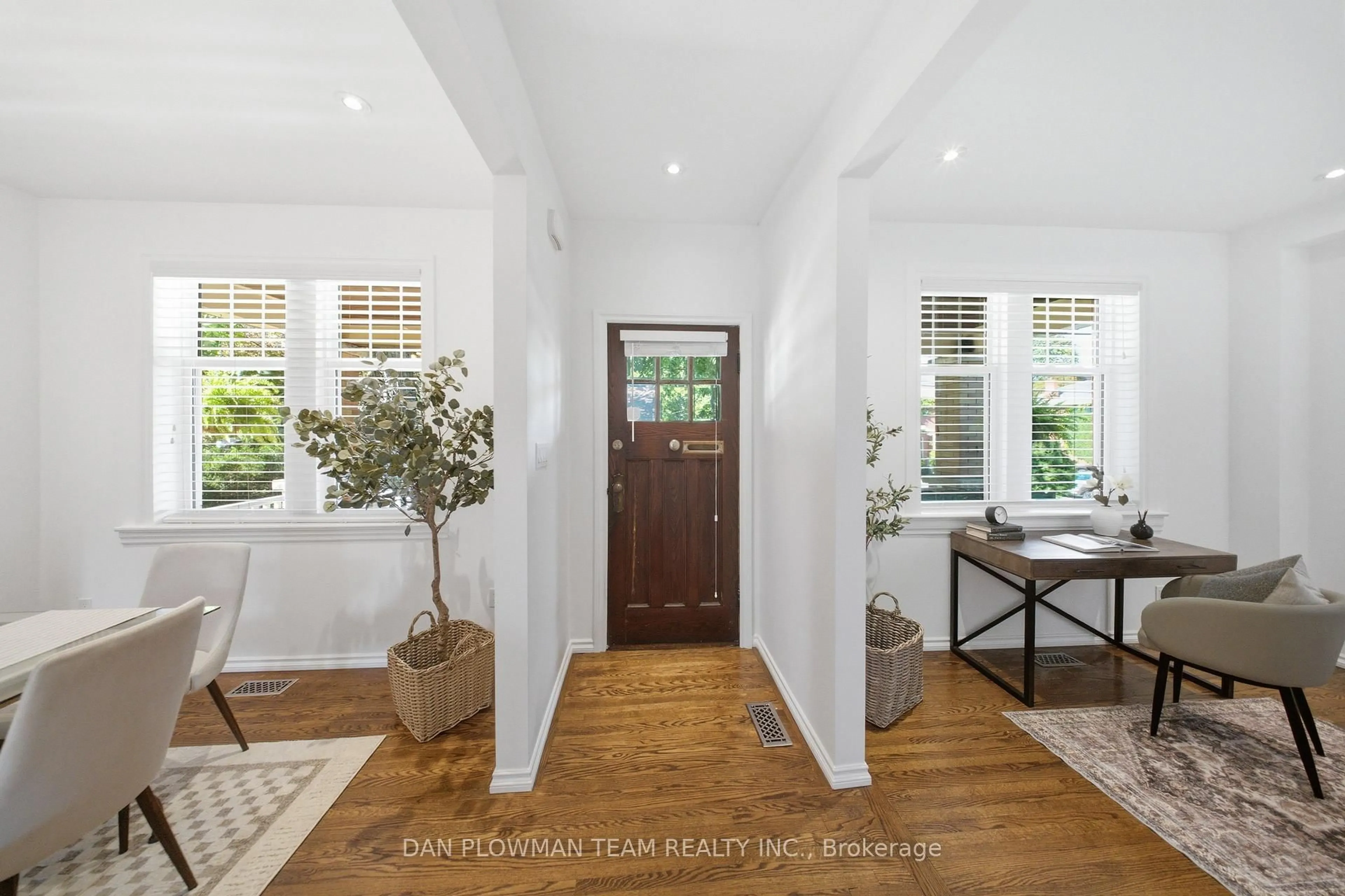 Indoor entryway for 37 Wellington St, Clarington Ontario L1C 1V4