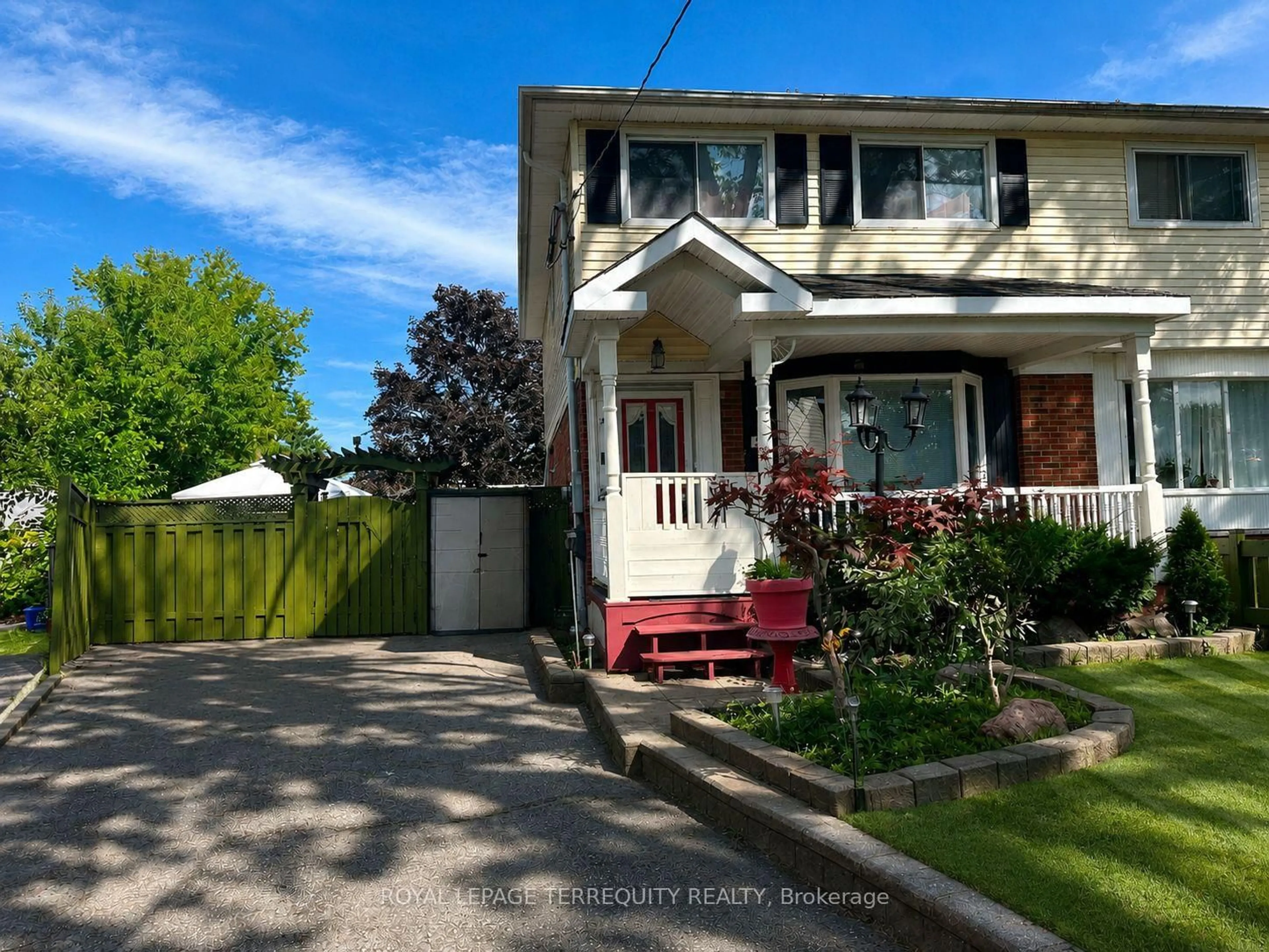 A pic from outside/outdoor area/front of a property/back of a property/a pic from drone, street for 235 Barkley Cres, Oshawa Ontario L1J 2E7