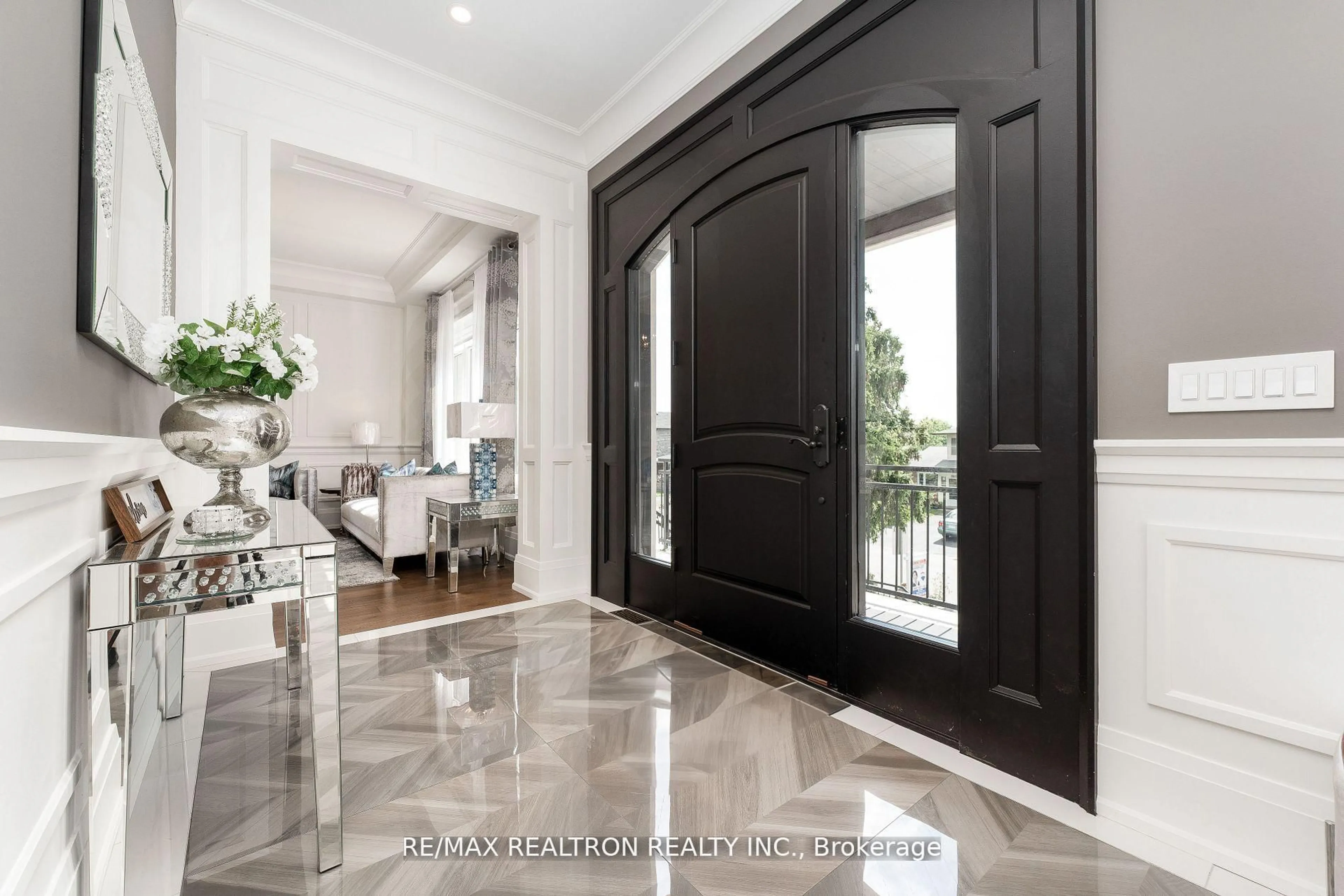Indoor entryway for 809 Fairview Ave, Pickering Ontario L1W 1M7