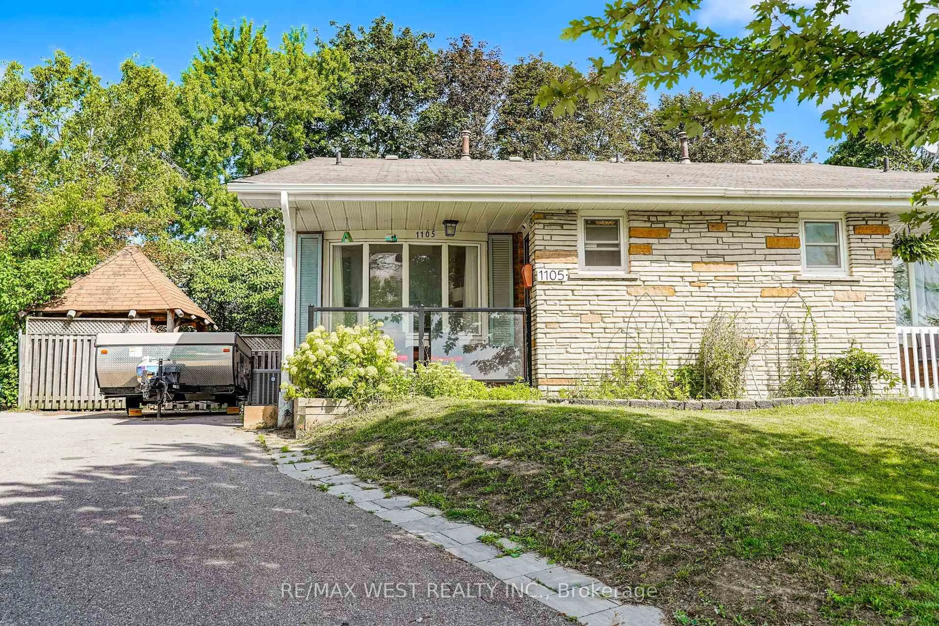 Home with brick exterior material, street for 1105 Valley Crt, Oshawa Ontario L1J 3M4
