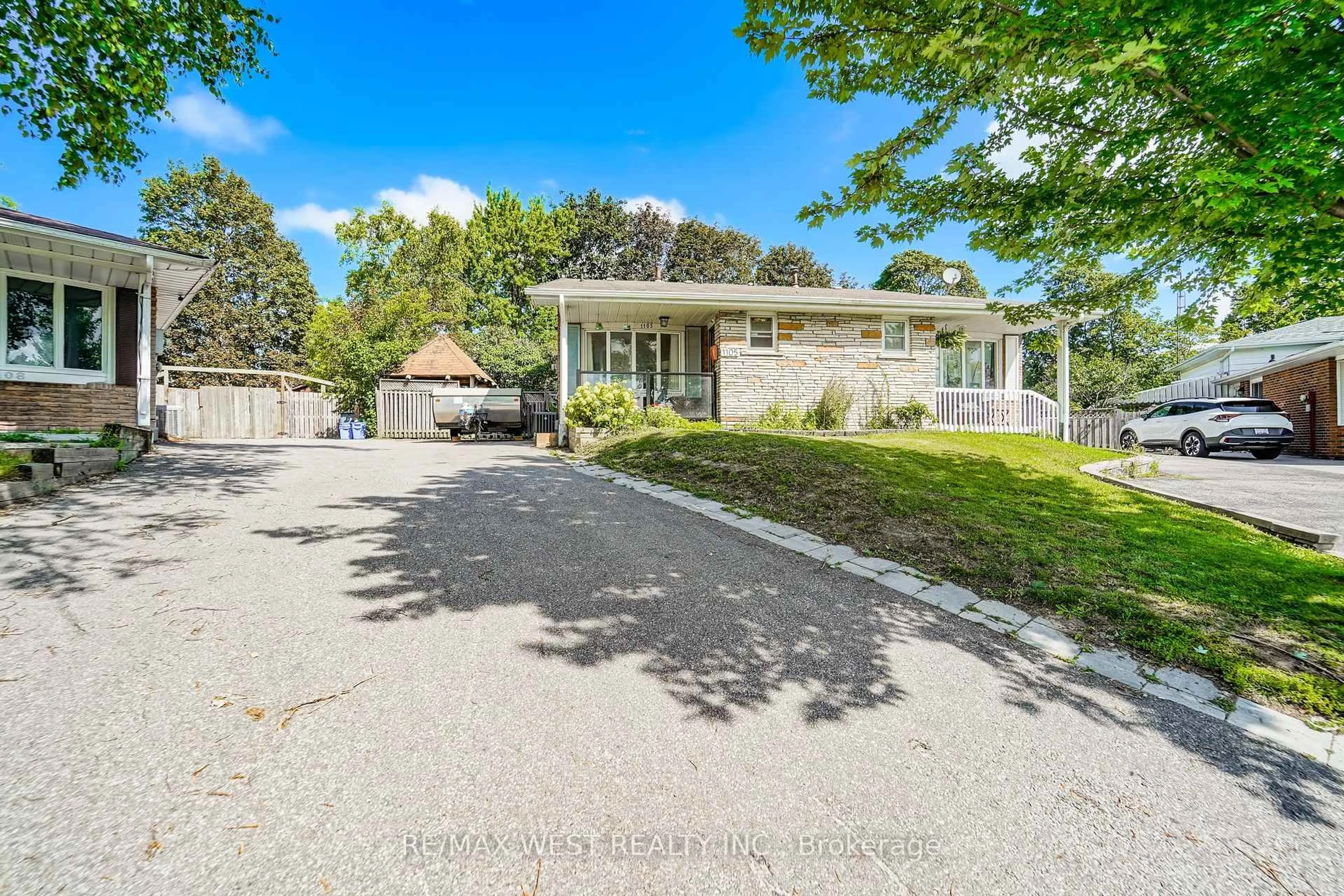 A pic from outside/outdoor area/front of a property/back of a property/a pic from drone, street for 1105 Valley Crt, Oshawa Ontario L1J 3M4
