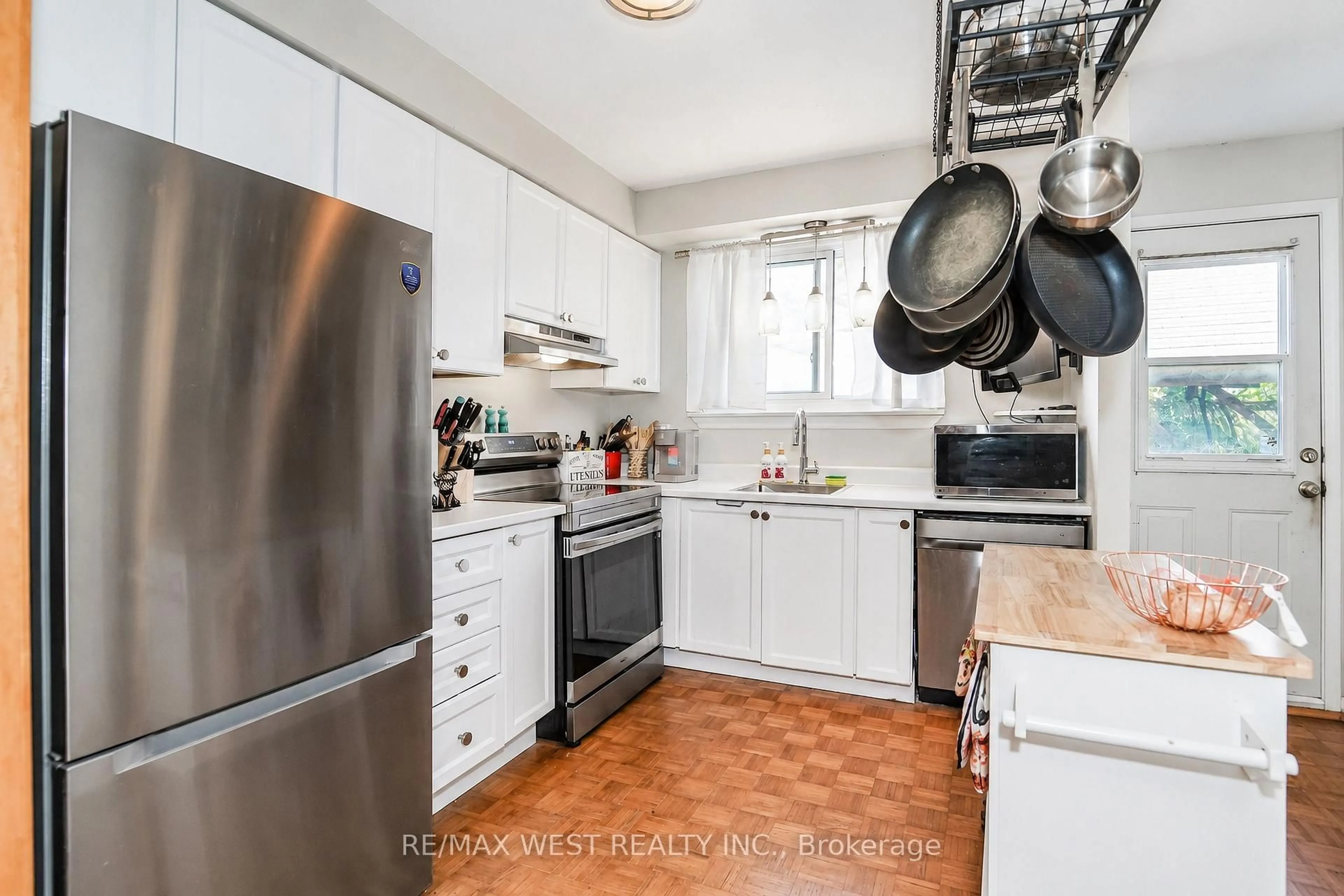 Standard kitchen, unknown for 1105 Valley Crt, Oshawa Ontario L1J 3M4