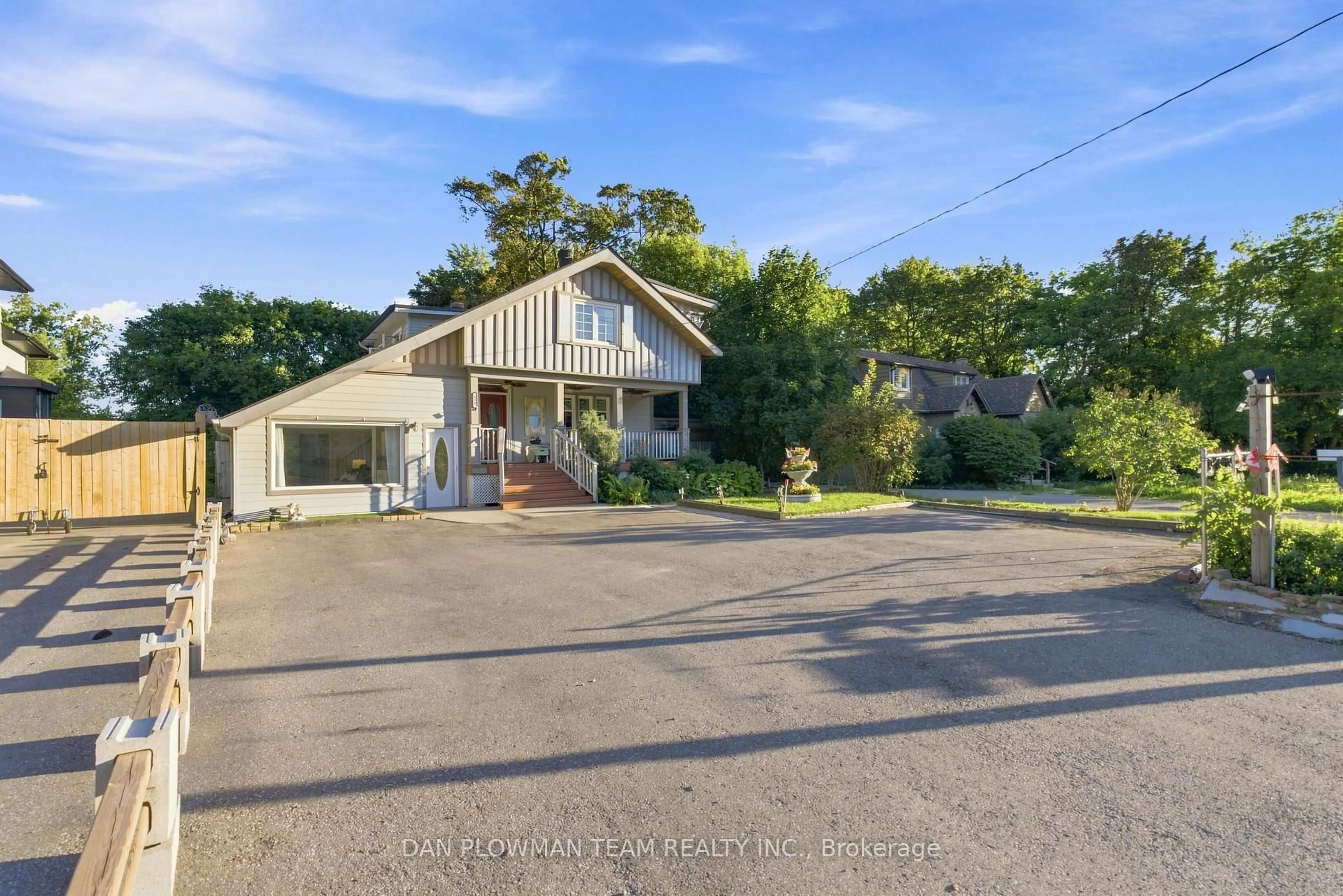A pic from outside/outdoor area/front of a property/back of a property/a pic from drone, street for 519 Kingston Rd, Ajax Ontario L1S 6M1