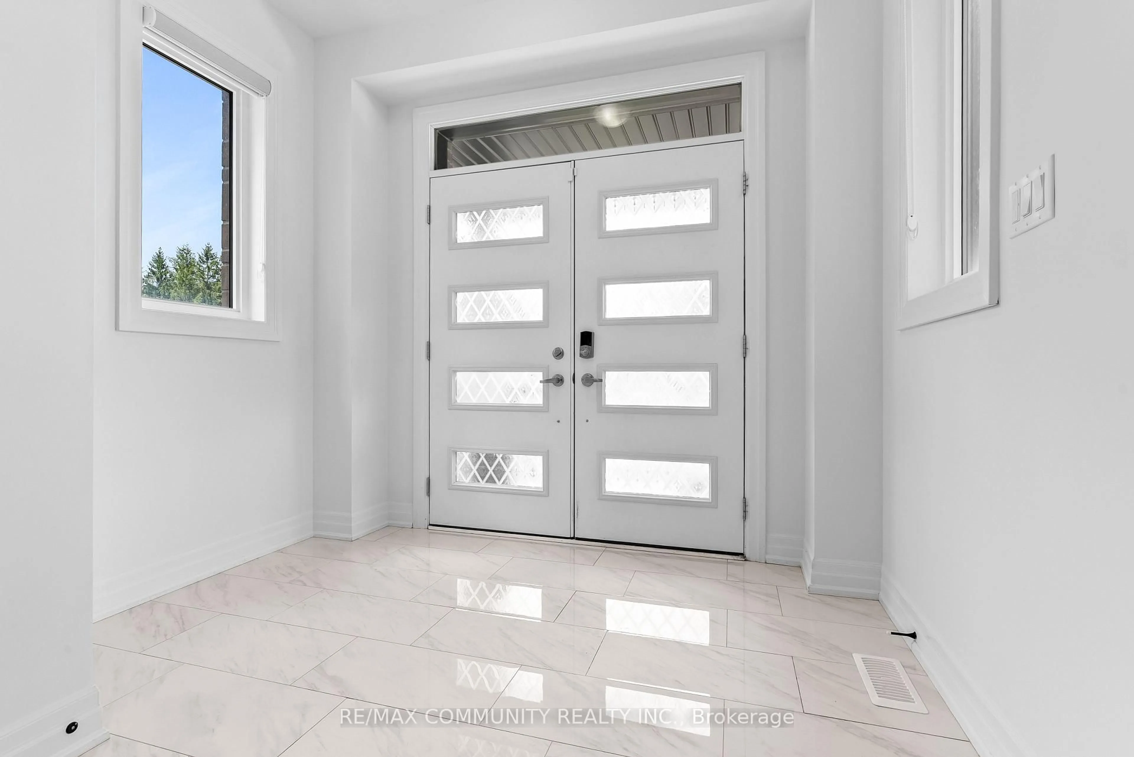 Indoor entryway for 2879 Foxden Sq, Pickering Ontario L1X 0N9
