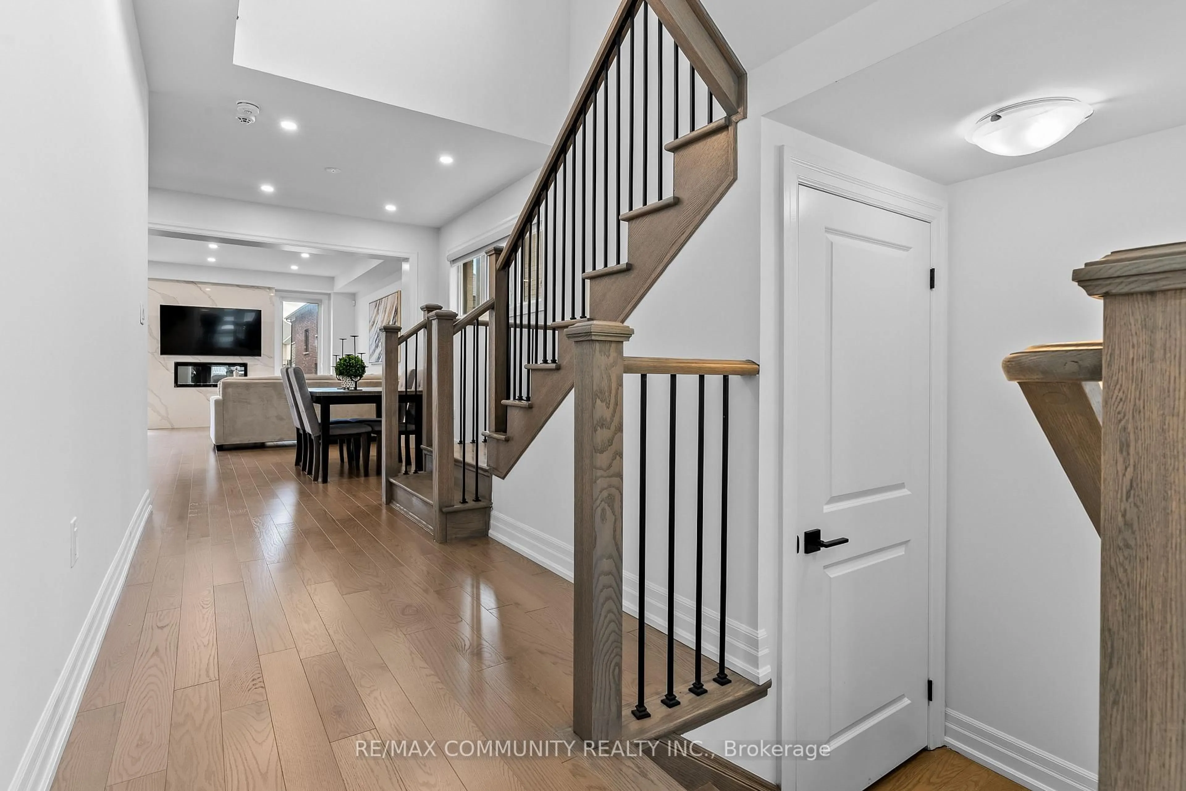 Indoor entryway for 2879 Foxden Sq, Pickering Ontario L1X 0N9