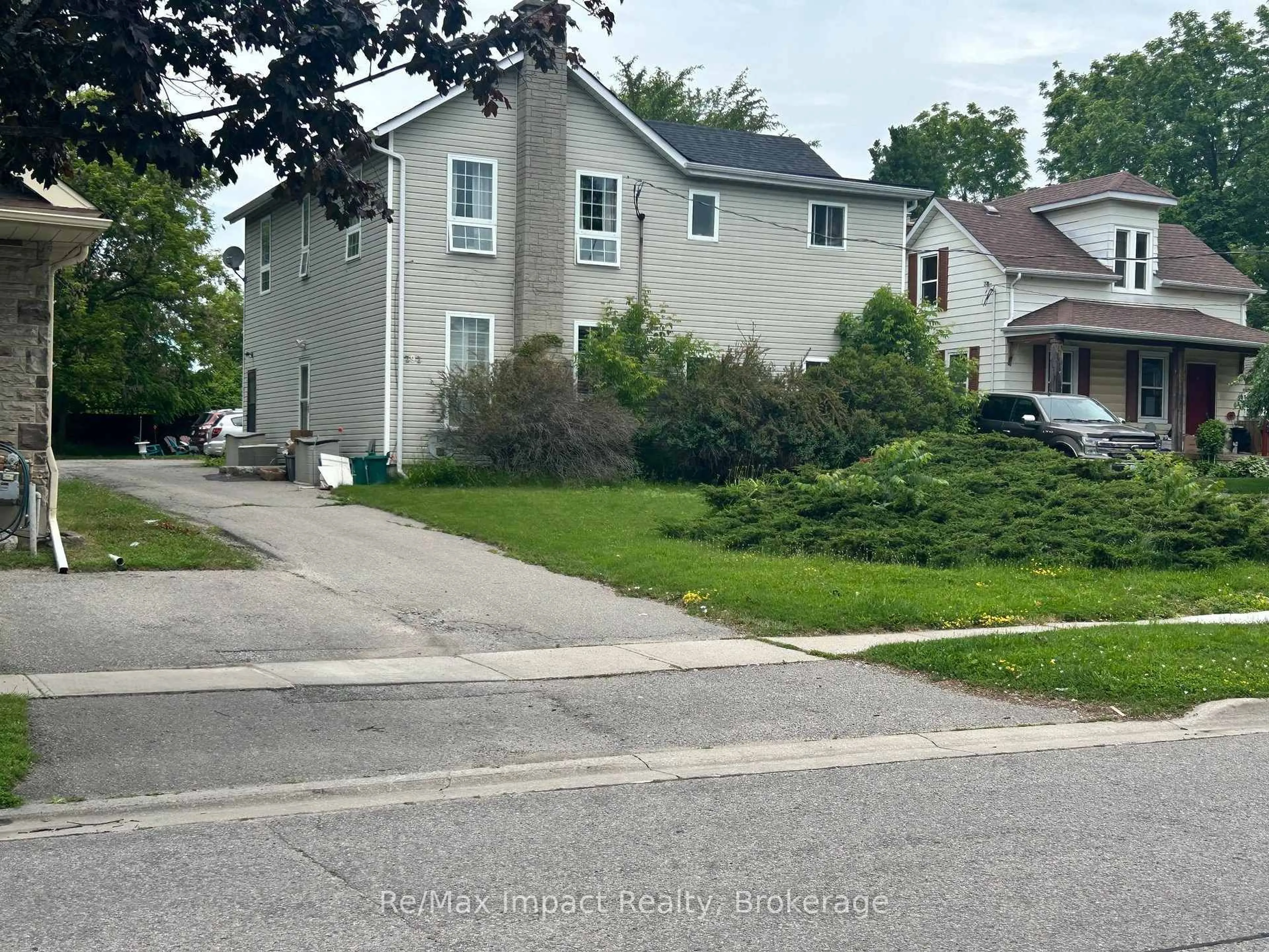 A pic from outside/outdoor area/front of a property/back of a property/a pic from drone, street for 292 William St, Oshawa Ontario L1G 1K8