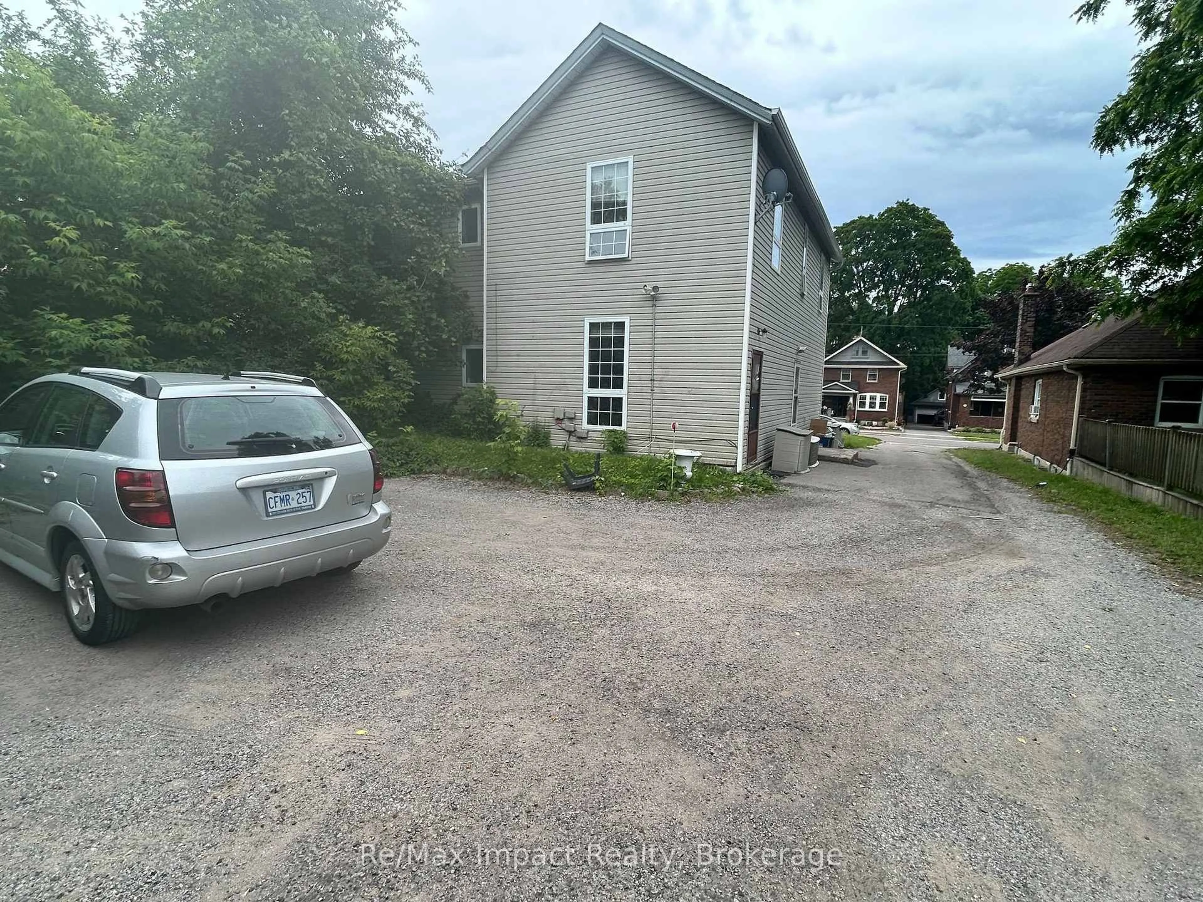 A pic from outside/outdoor area/front of a property/back of a property/a pic from drone, building for 292 William St, Oshawa Ontario L1G 1K8
