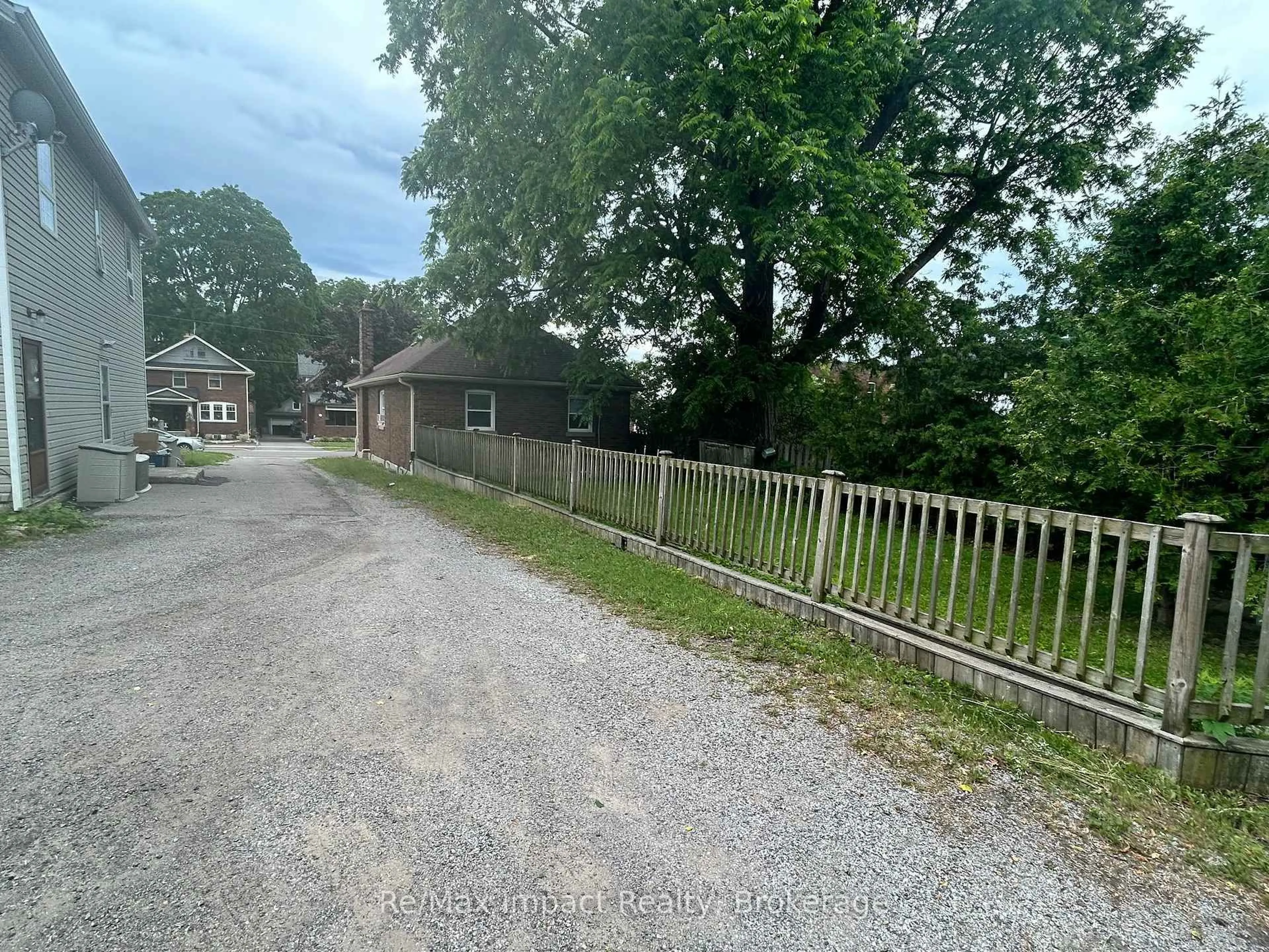A pic from outside/outdoor area/front of a property/back of a property/a pic from drone, street for 292 William St, Oshawa Ontario L1G 1K8