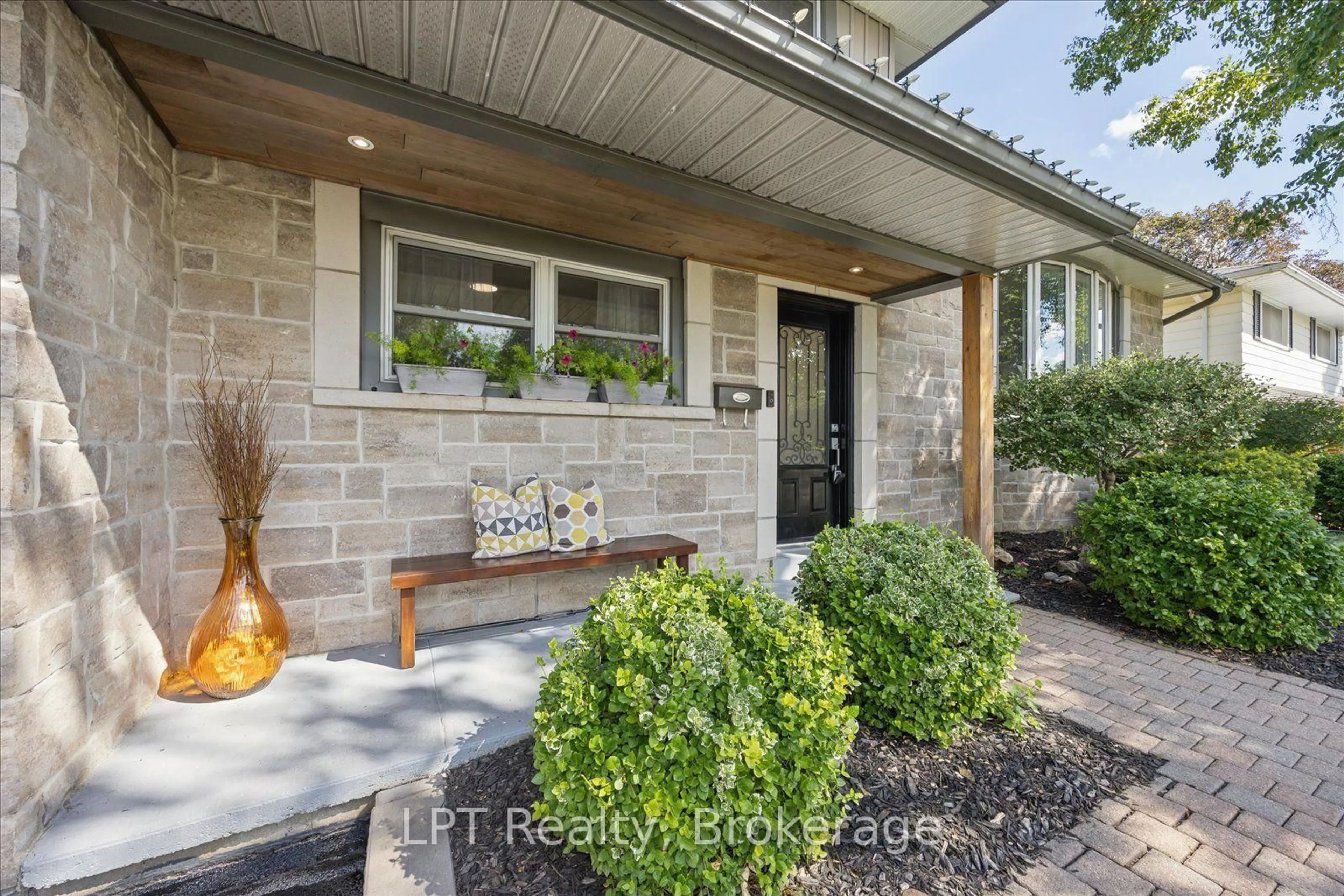 Indoor entryway for 406 Glenmar Ave, Oshawa Ontario L1J 3J8