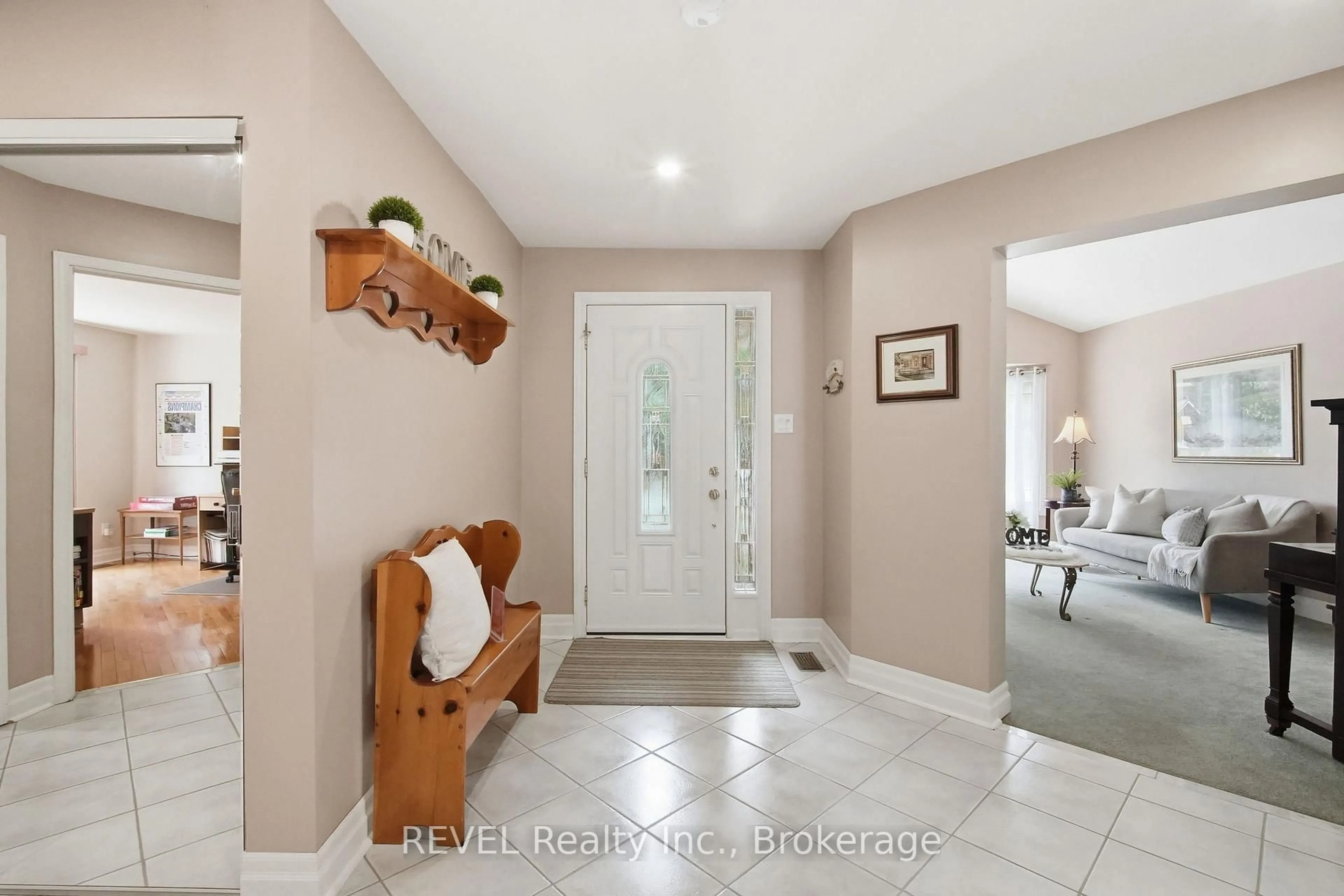 Indoor entryway for 29 Stratton Cres, Whitby Ontario L1R 1V4