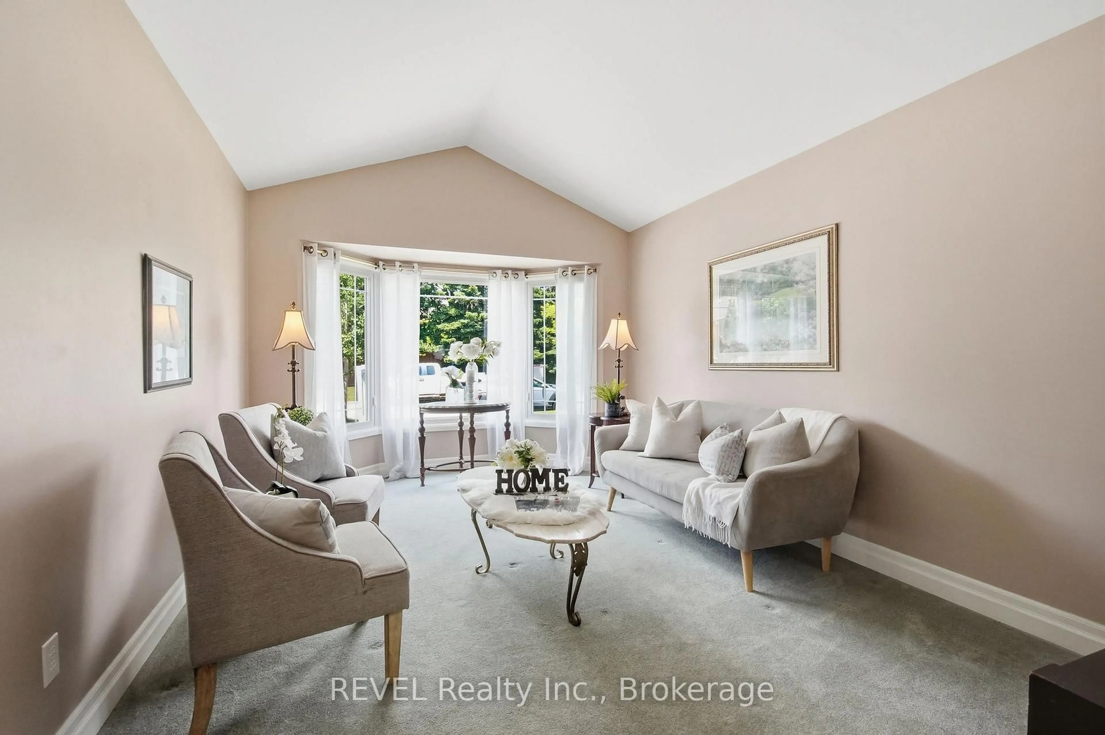 Living room with furniture, unknown for 29 Stratton Cres, Whitby Ontario L1R 1V4