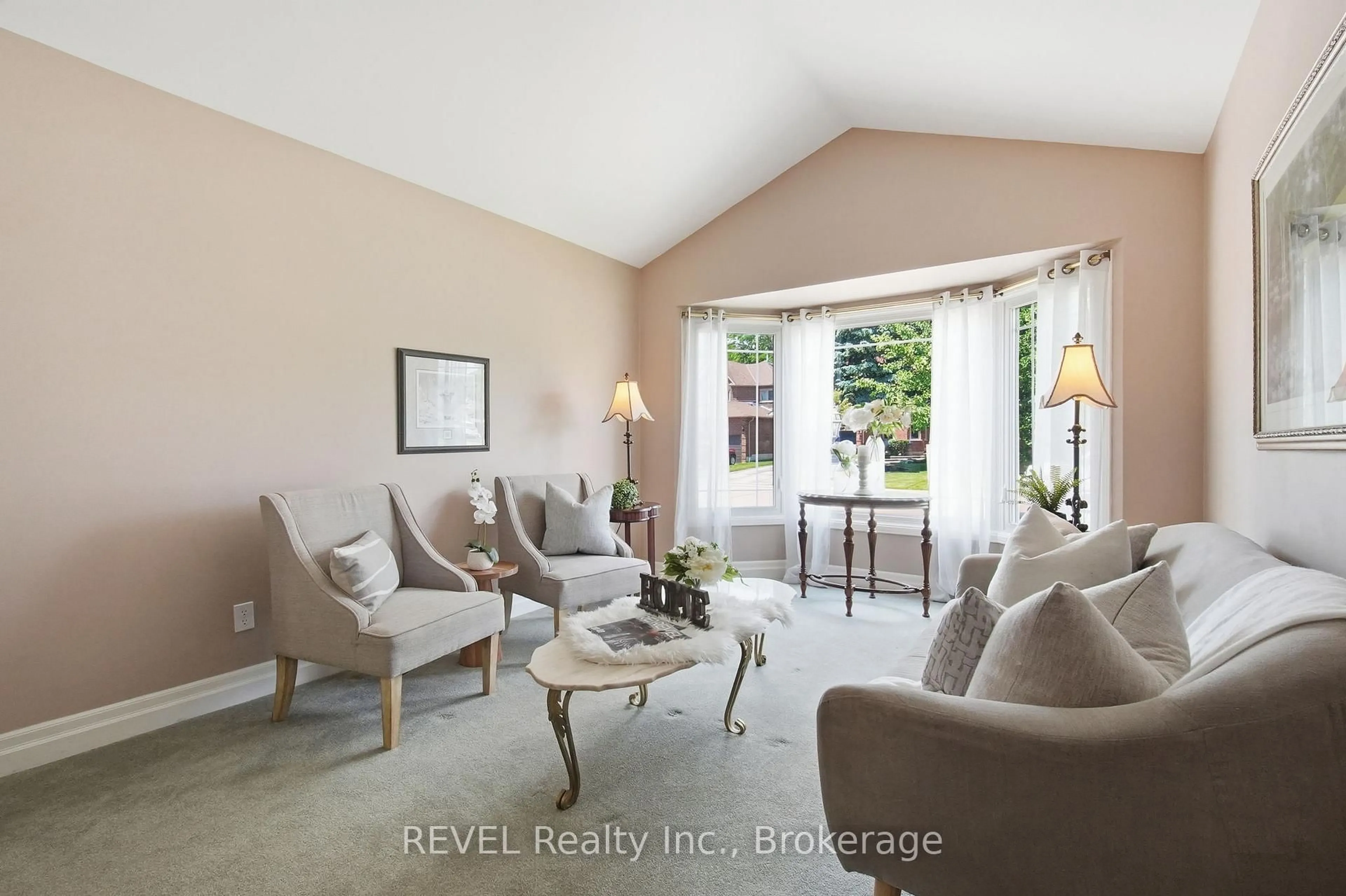 Living room with furniture, unknown for 29 Stratton Cres, Whitby Ontario L1R 1V4