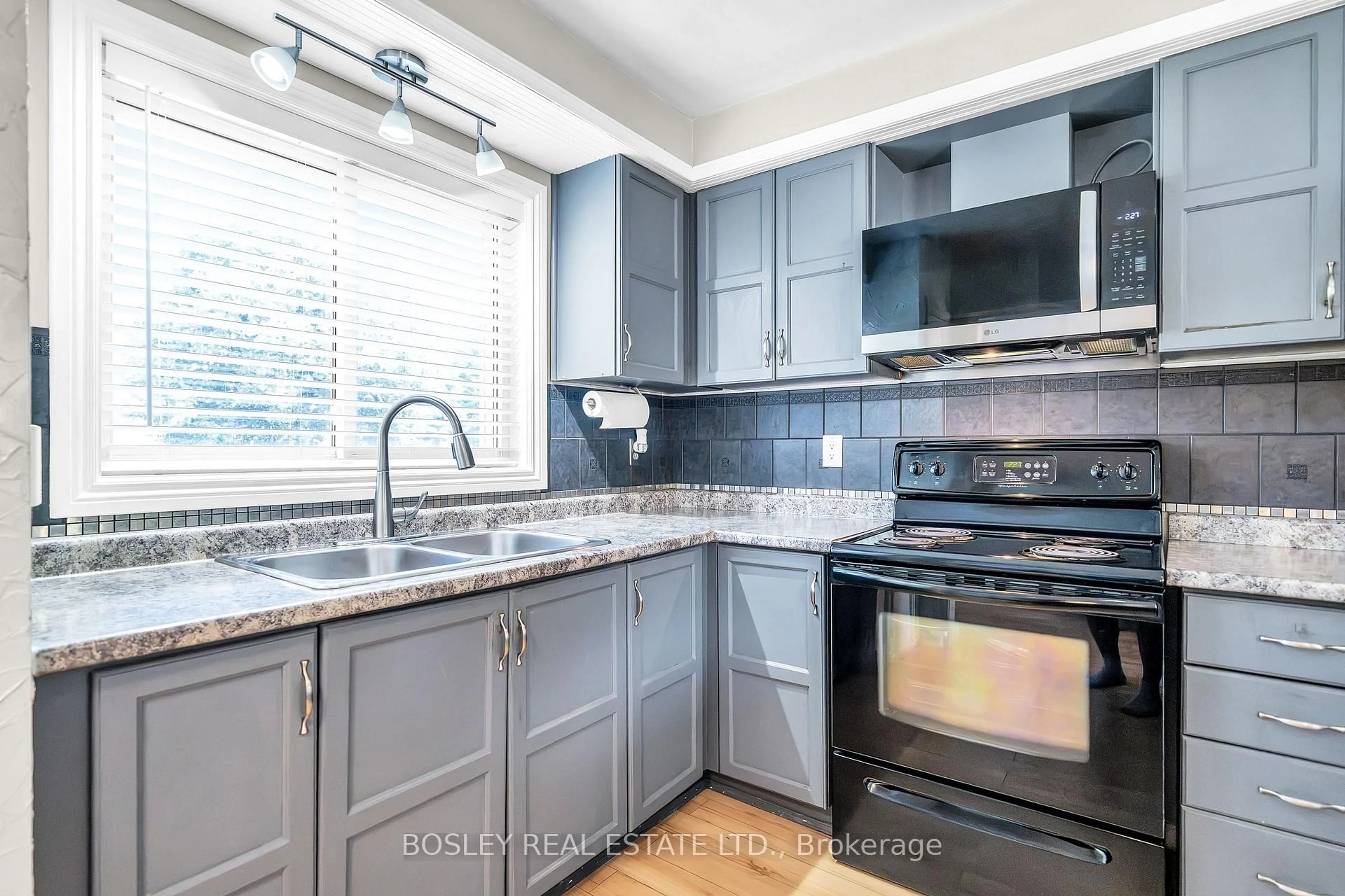 Open concept kitchen, ceramic/tile floor for 74 Elford Dr, Clarington Ontario L1C 4R4