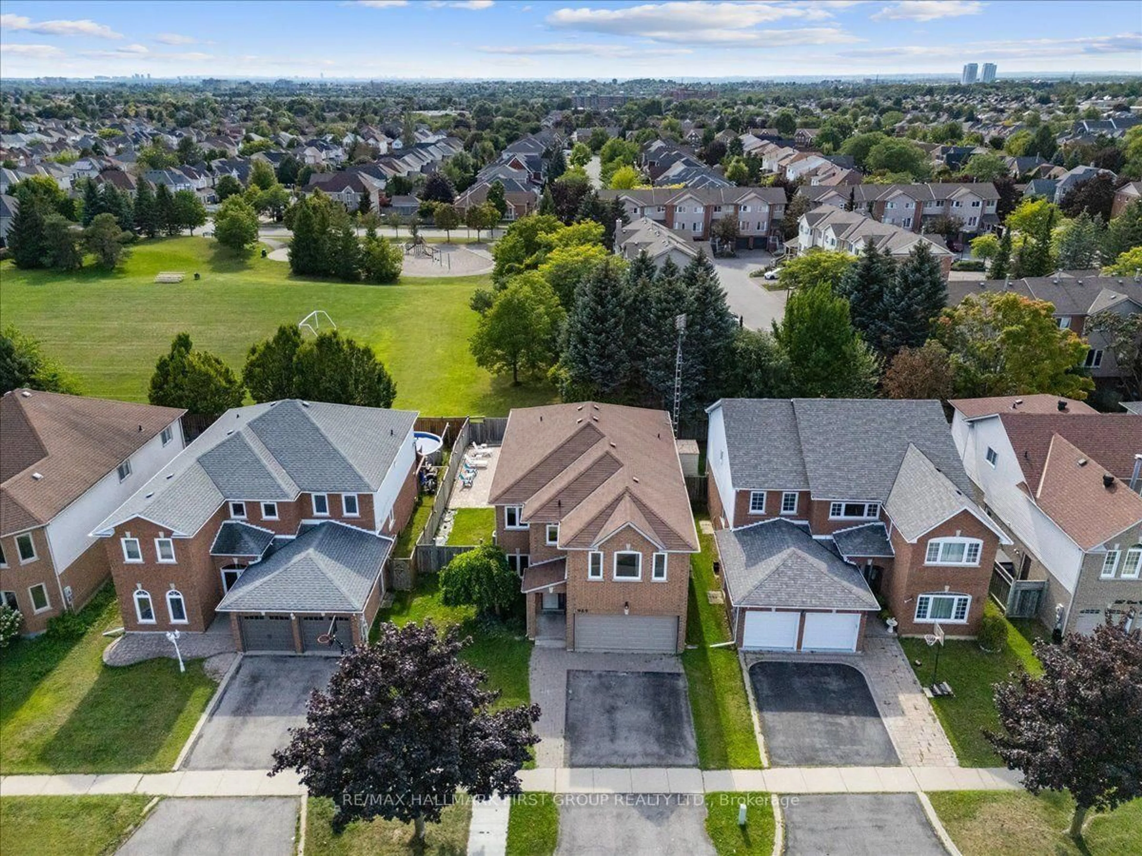 A pic from outside/outdoor area/front of a property/back of a property/a pic from drone, street for 989 Deer Valley Dr, Oshawa Ontario L1J 8N2