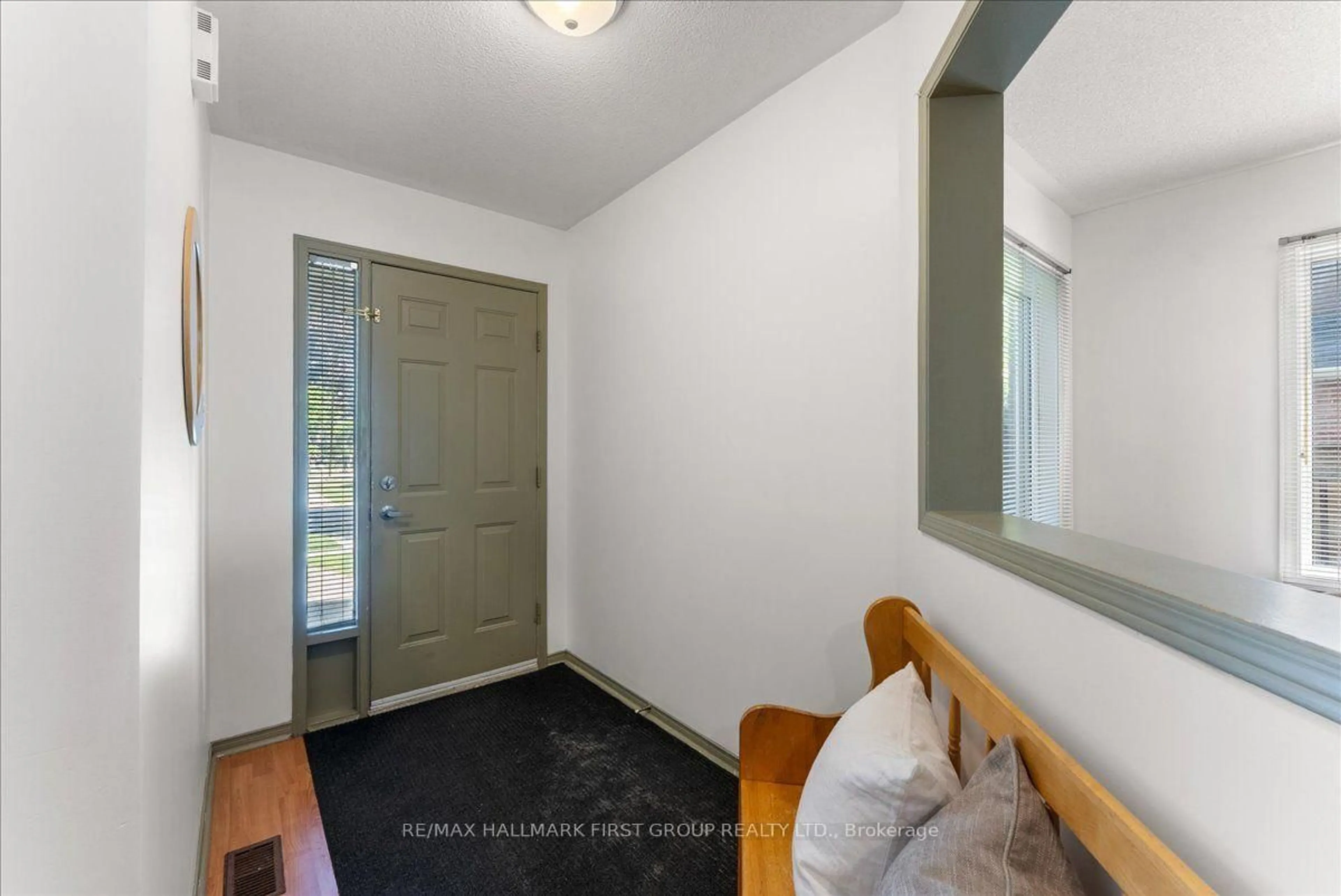 Indoor entryway for 989 Deer Valley Dr, Oshawa Ontario L1J 8N2