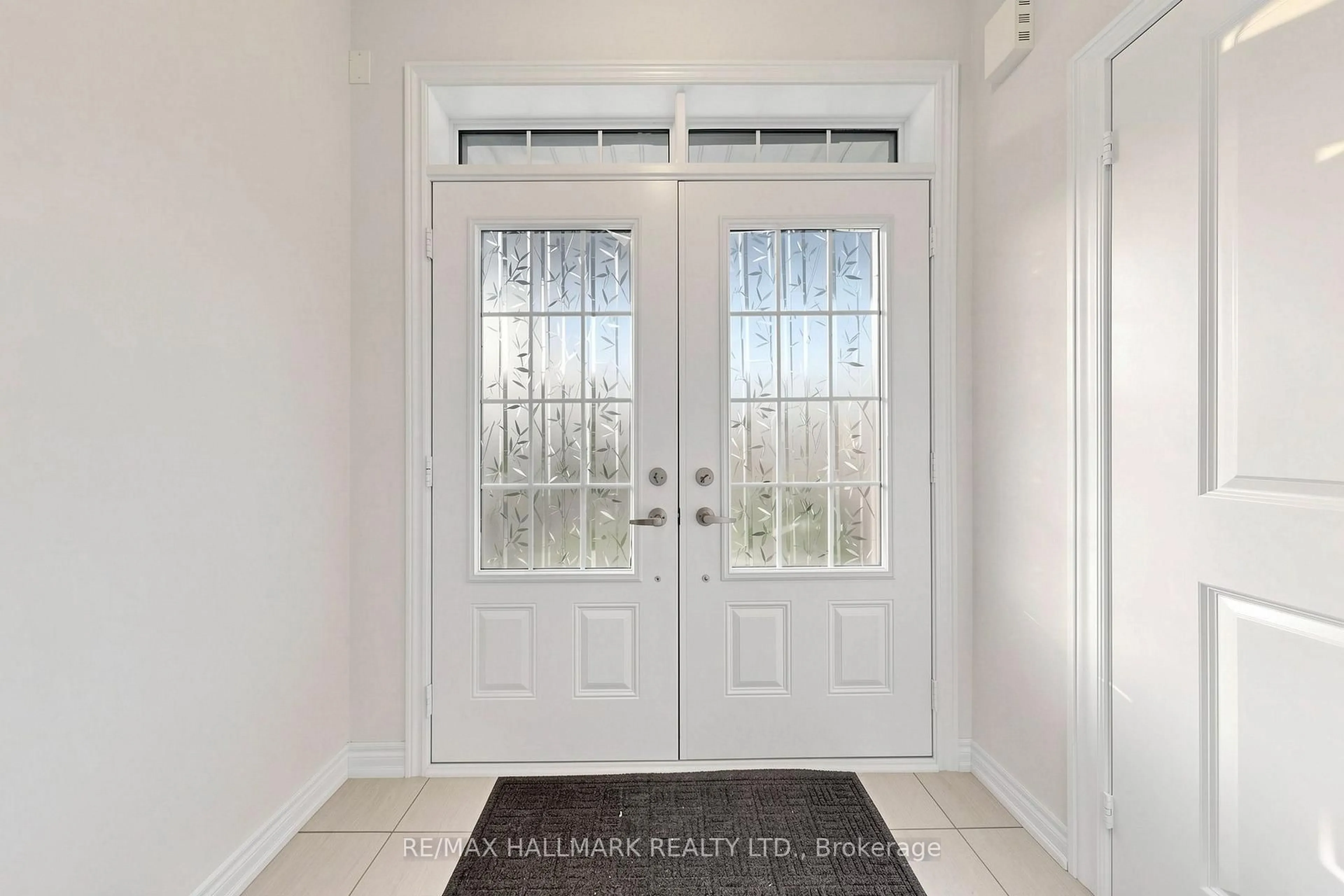 Indoor entryway for 19 conarty Cres, Whitby Ontario L1P 0L4