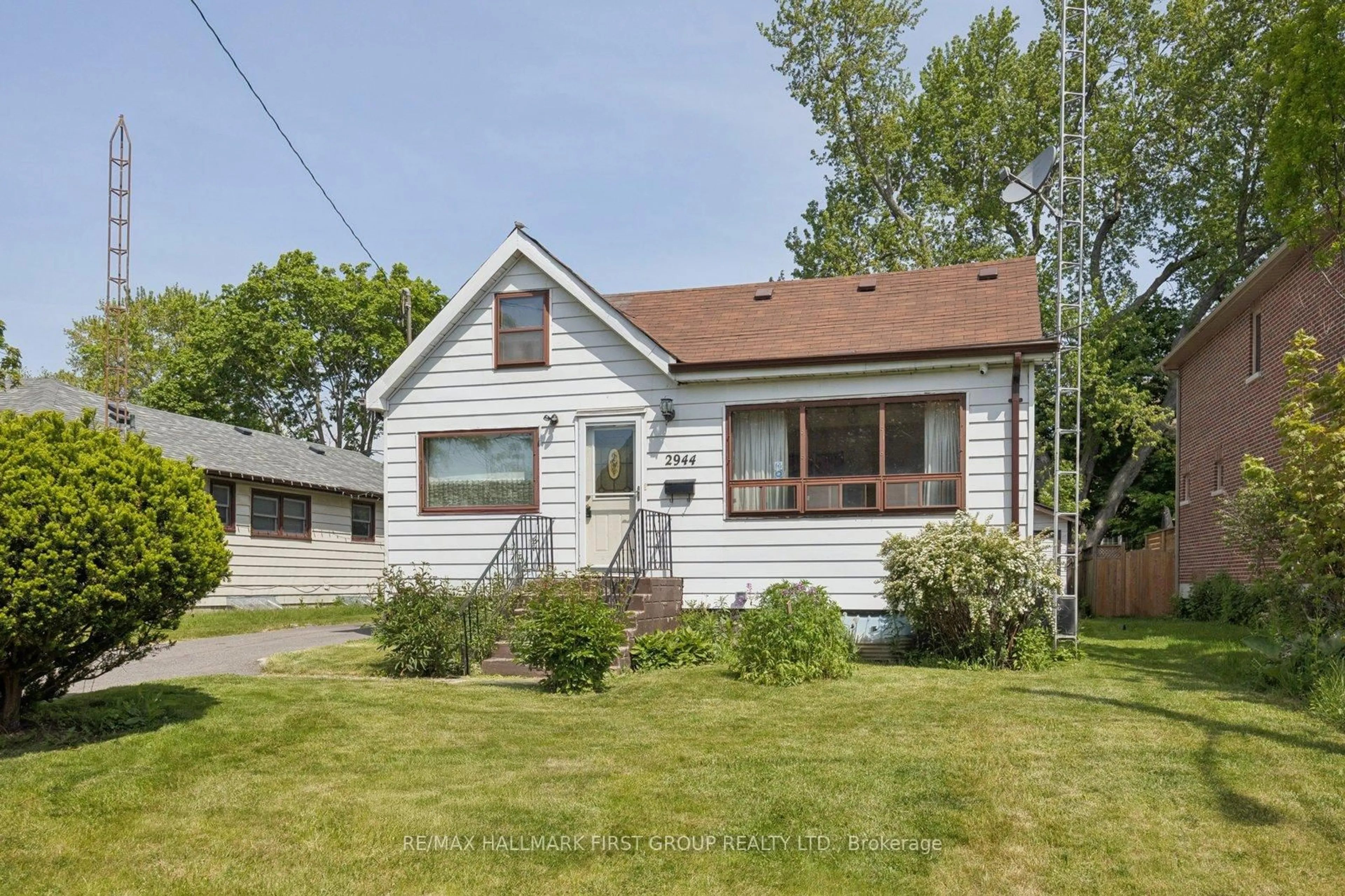 Home with vinyl exterior material, street for 2944 Ebony St, Ajax Ontario L1S 1B5