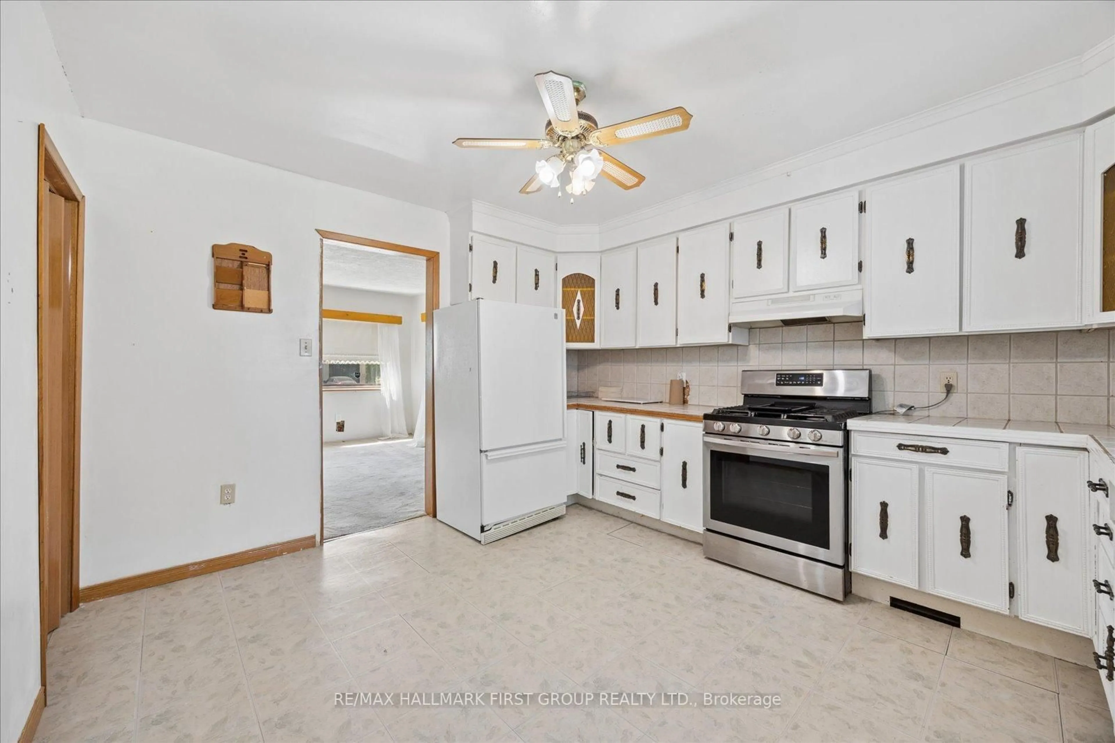 Standard kitchen, ceramic/tile floor for 2944 Ebony St, Ajax Ontario L1S 1B5