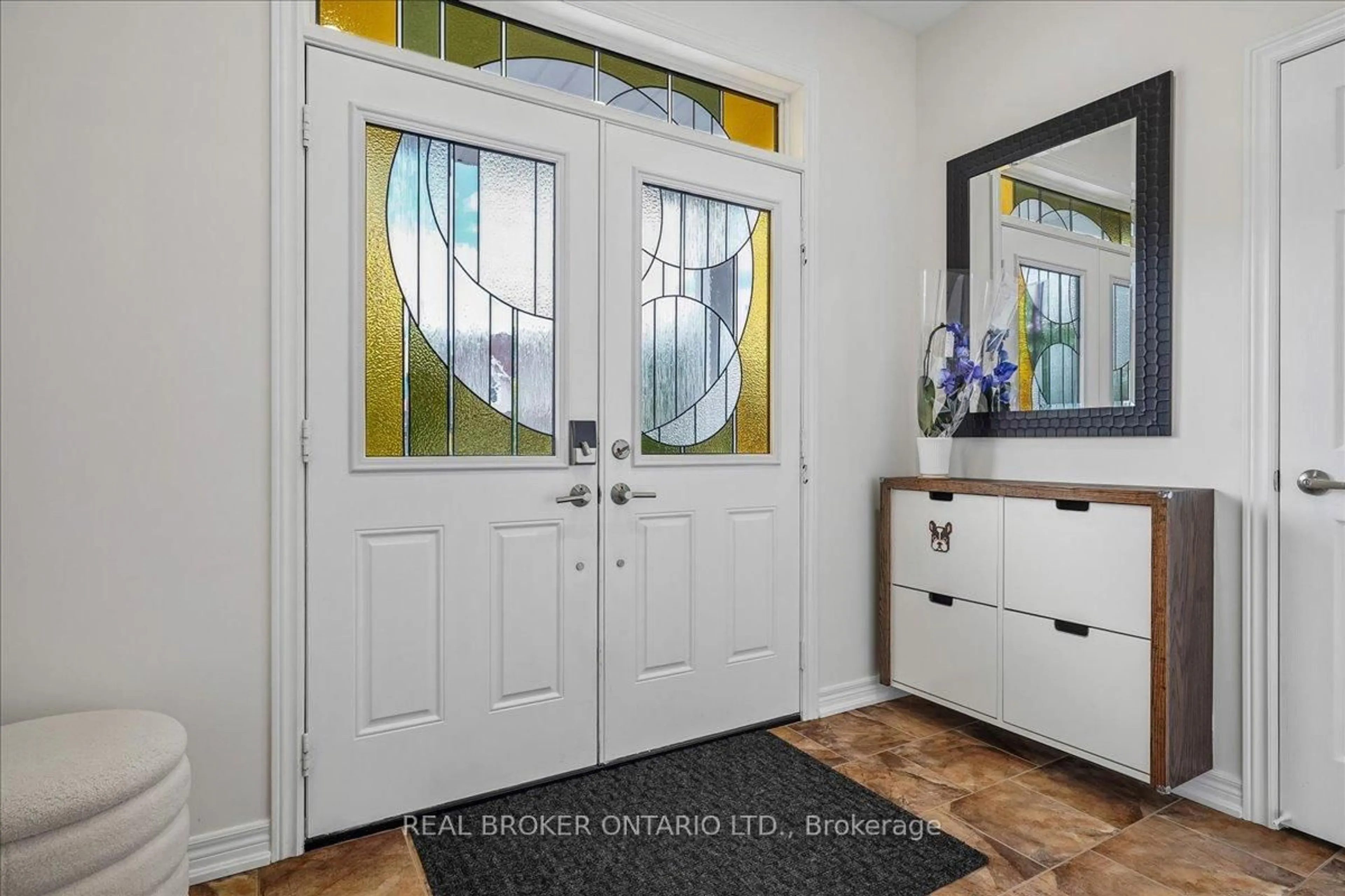 Indoor entryway for 90 Erskine Dr, Clarington Ontario L1B 0C8