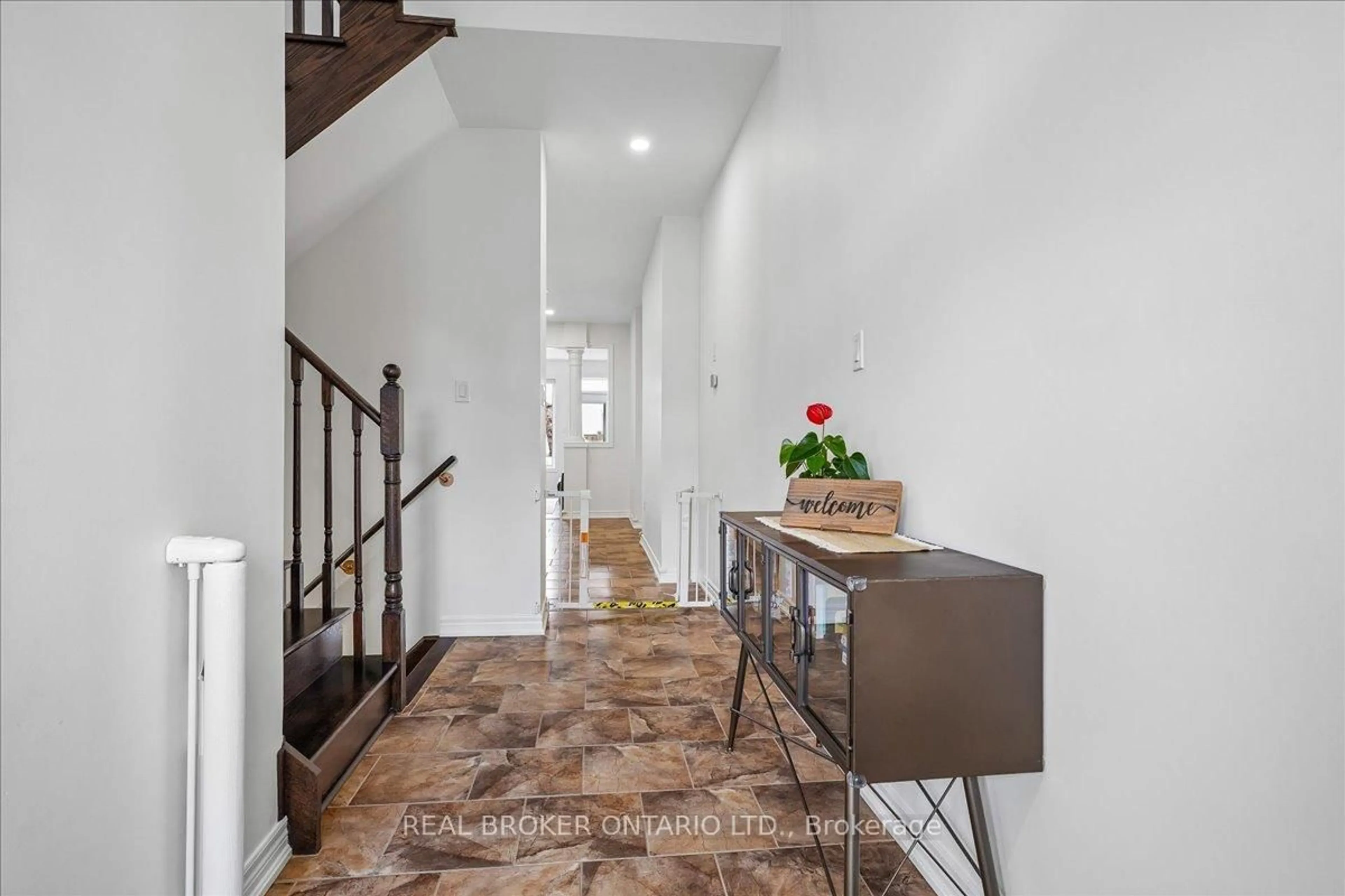 Indoor entryway for 90 Erskine Dr, Clarington Ontario L1B 0C8