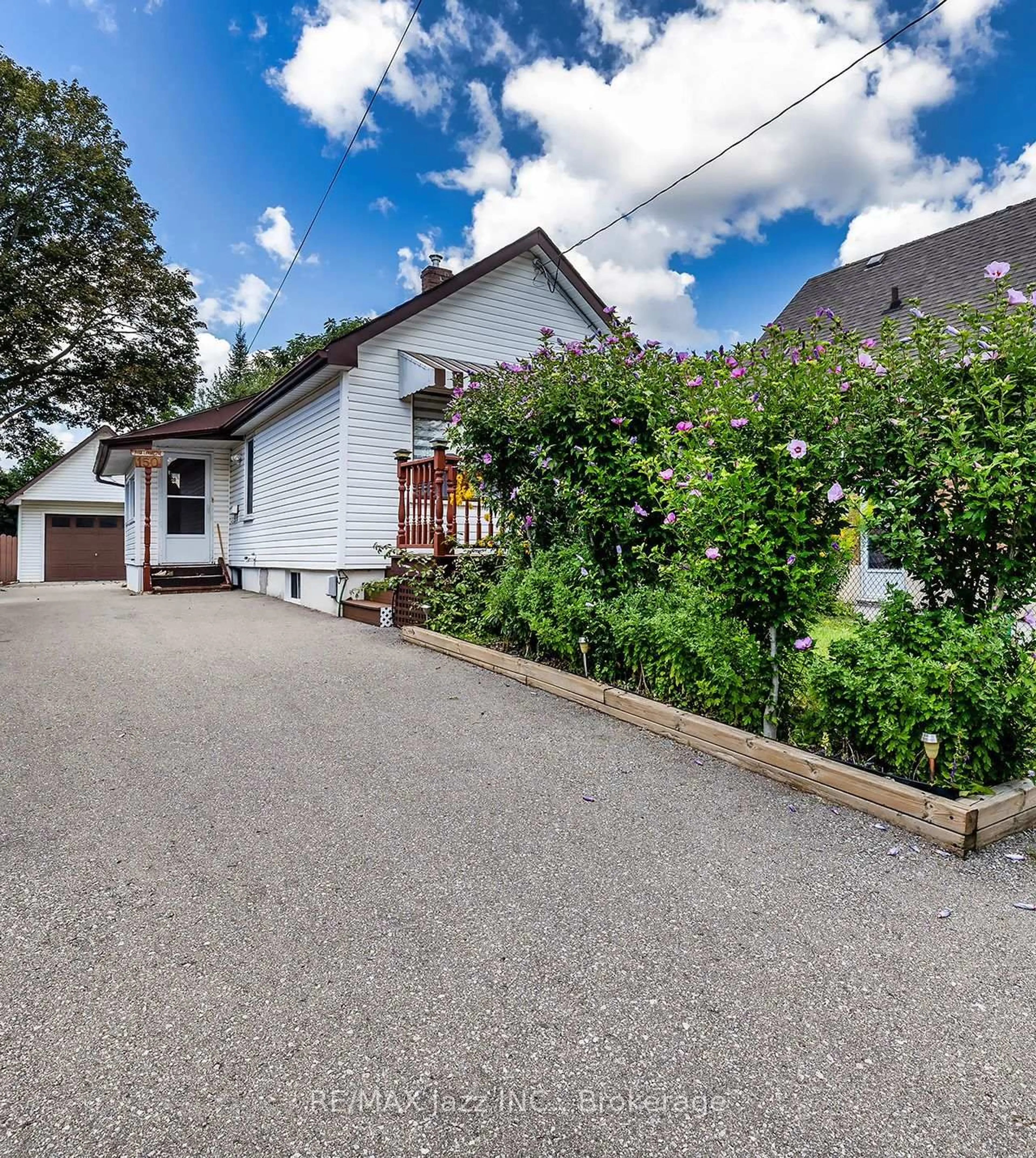 A pic from outside/outdoor area/front of a property/back of a property/a pic from drone, street for 150 Verdun Rd, Oshawa Ontario L1H 5S8