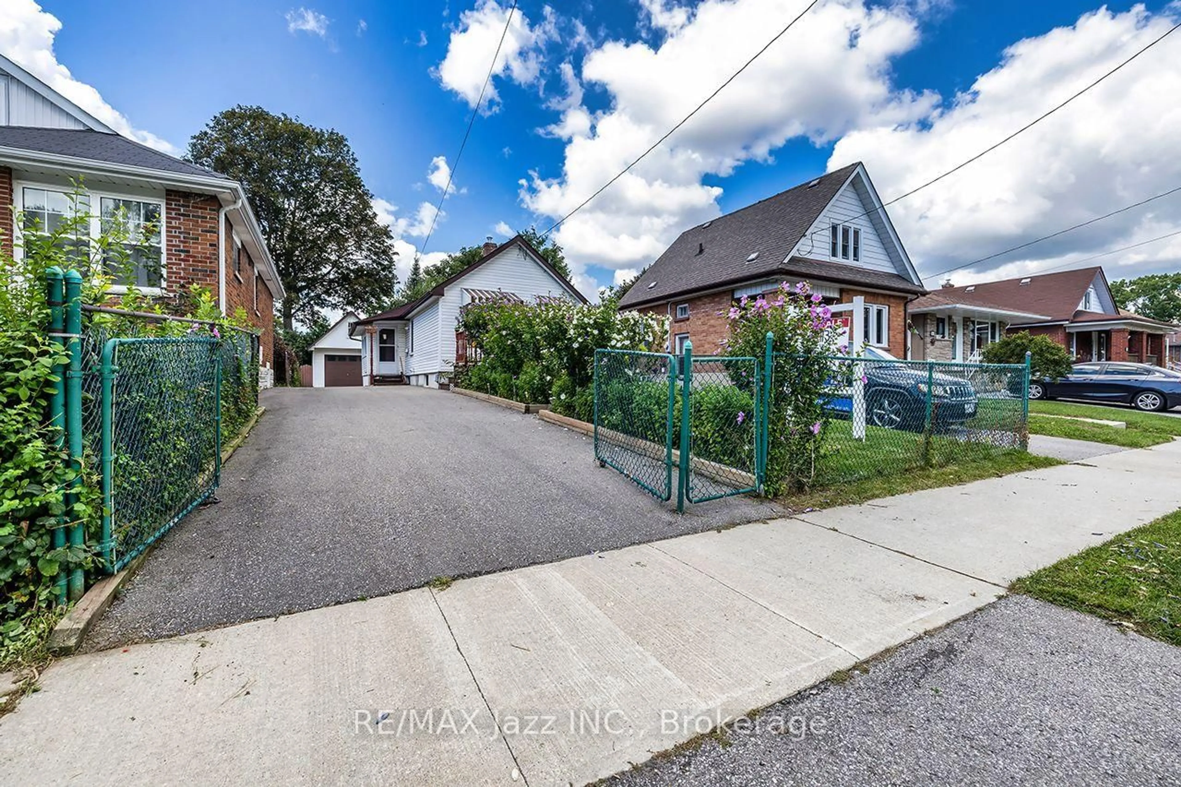 A pic from outside/outdoor area/front of a property/back of a property/a pic from drone, street for 150 Verdun Rd, Oshawa Ontario L1H 5S8