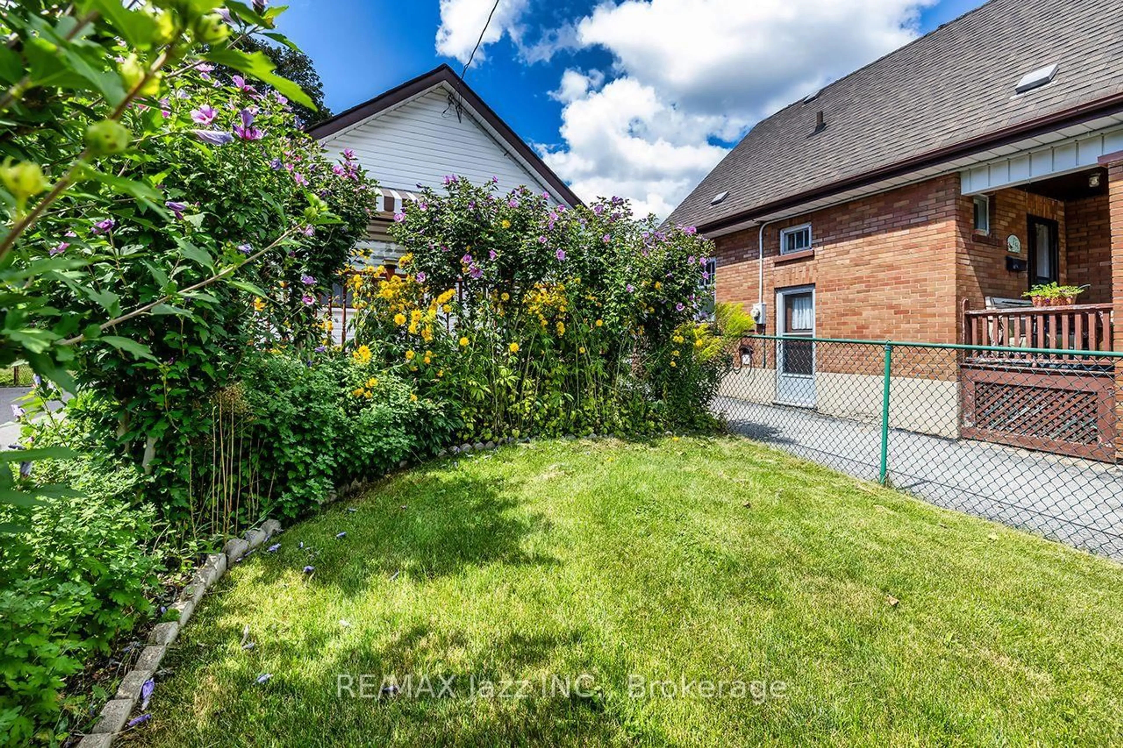 A pic from outside/outdoor area/front of a property/back of a property/a pic from drone, street for 150 Verdun Rd, Oshawa Ontario L1H 5S8