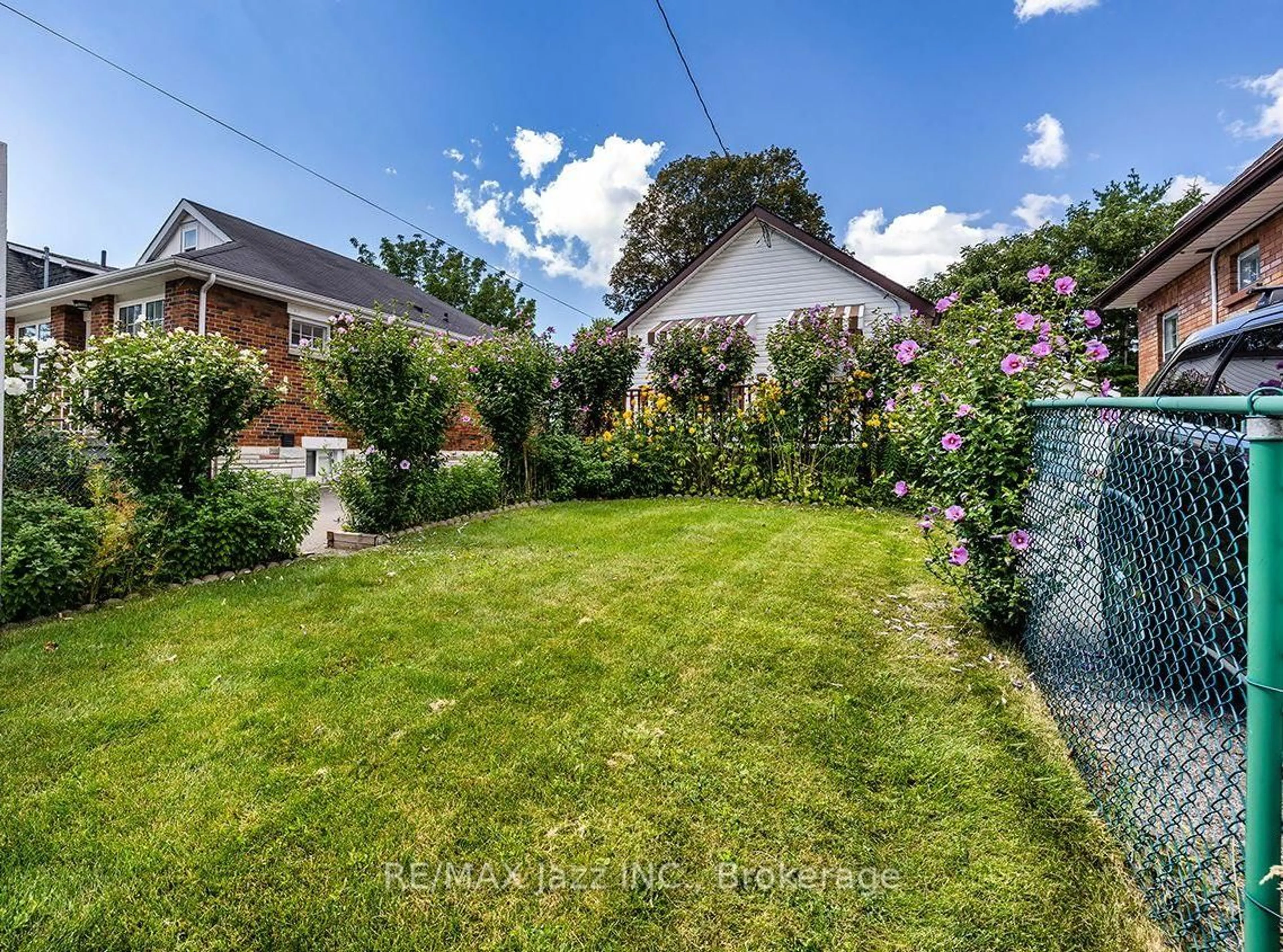 A pic from outside/outdoor area/front of a property/back of a property/a pic from drone, street for 150 Verdun Rd, Oshawa Ontario L1H 5S8