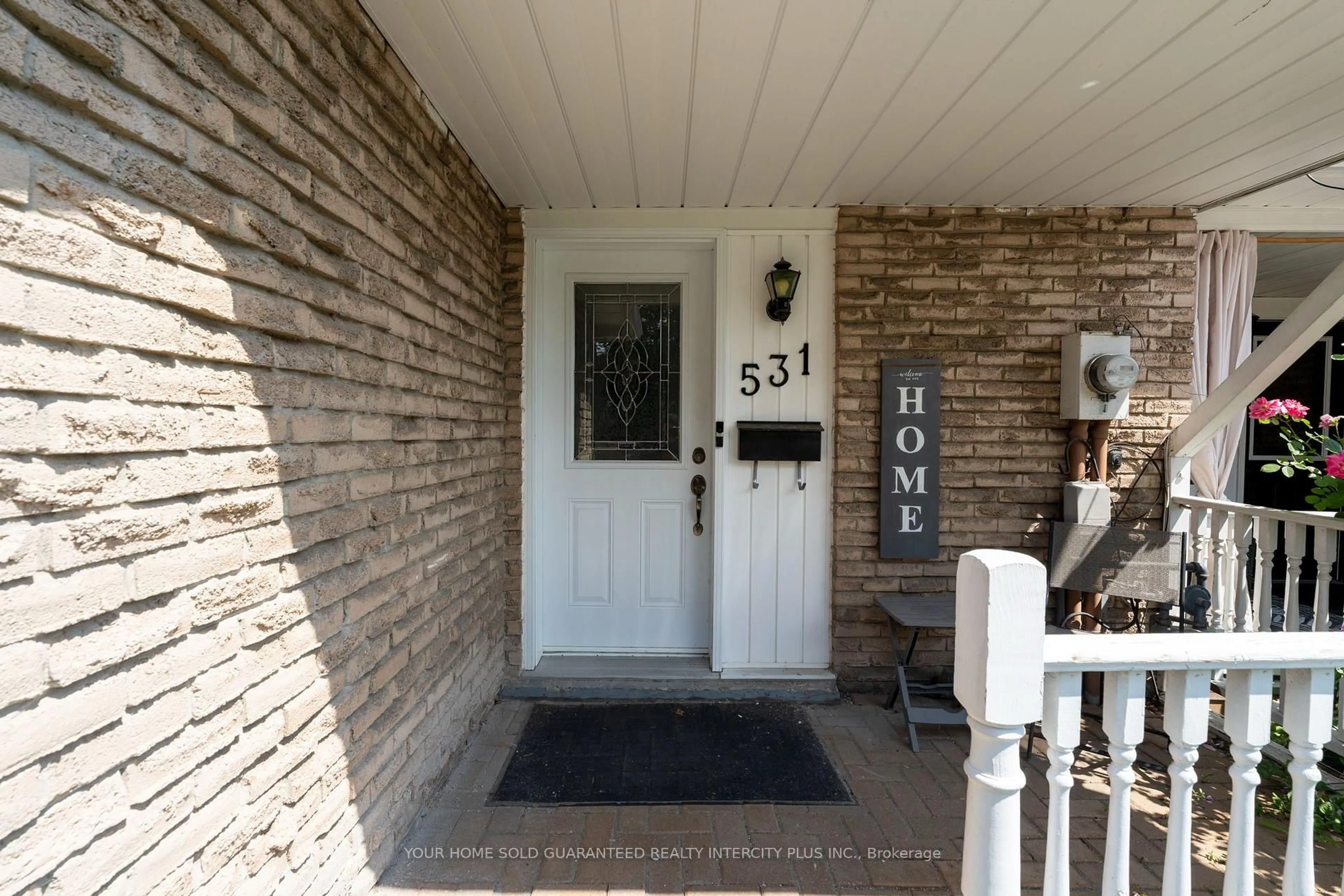 Indoor entryway for 531 Dorchester Dr, Oshawa Ontario L1J 6L3