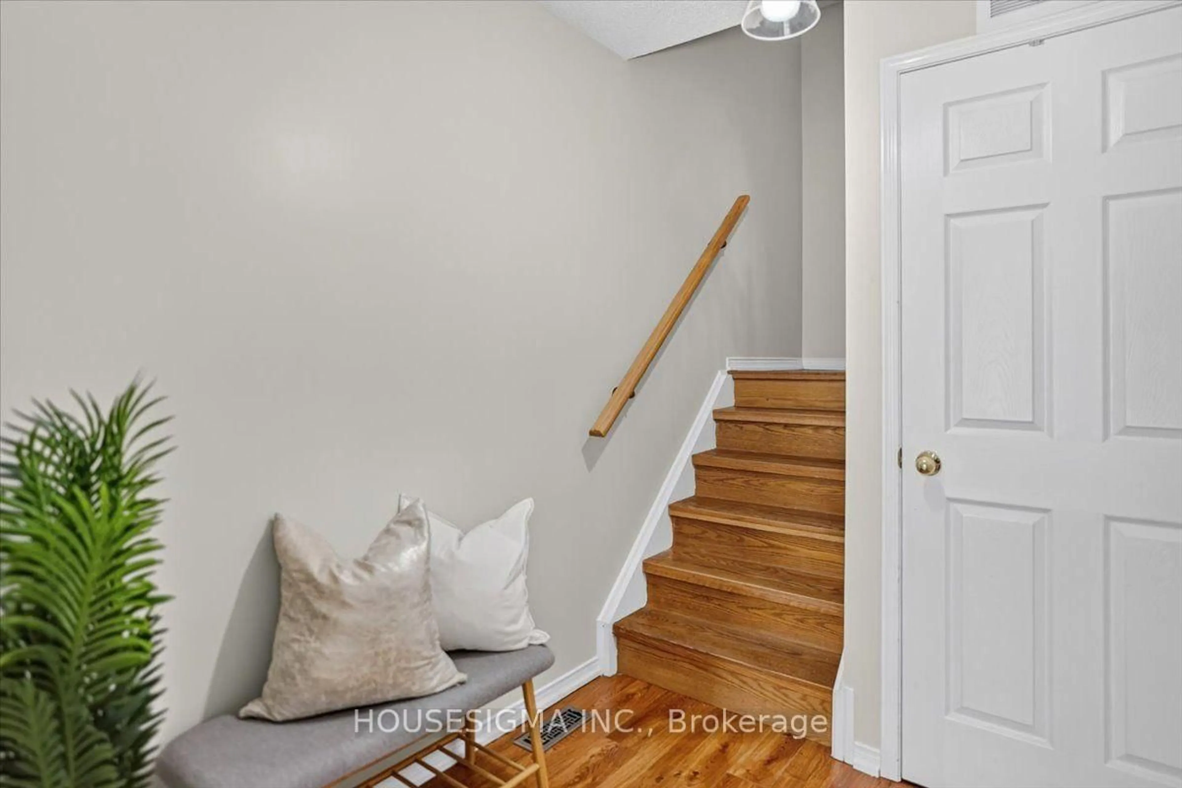 Indoor entryway for 26 Linnell St, Ajax Ontario L1Z 0K9