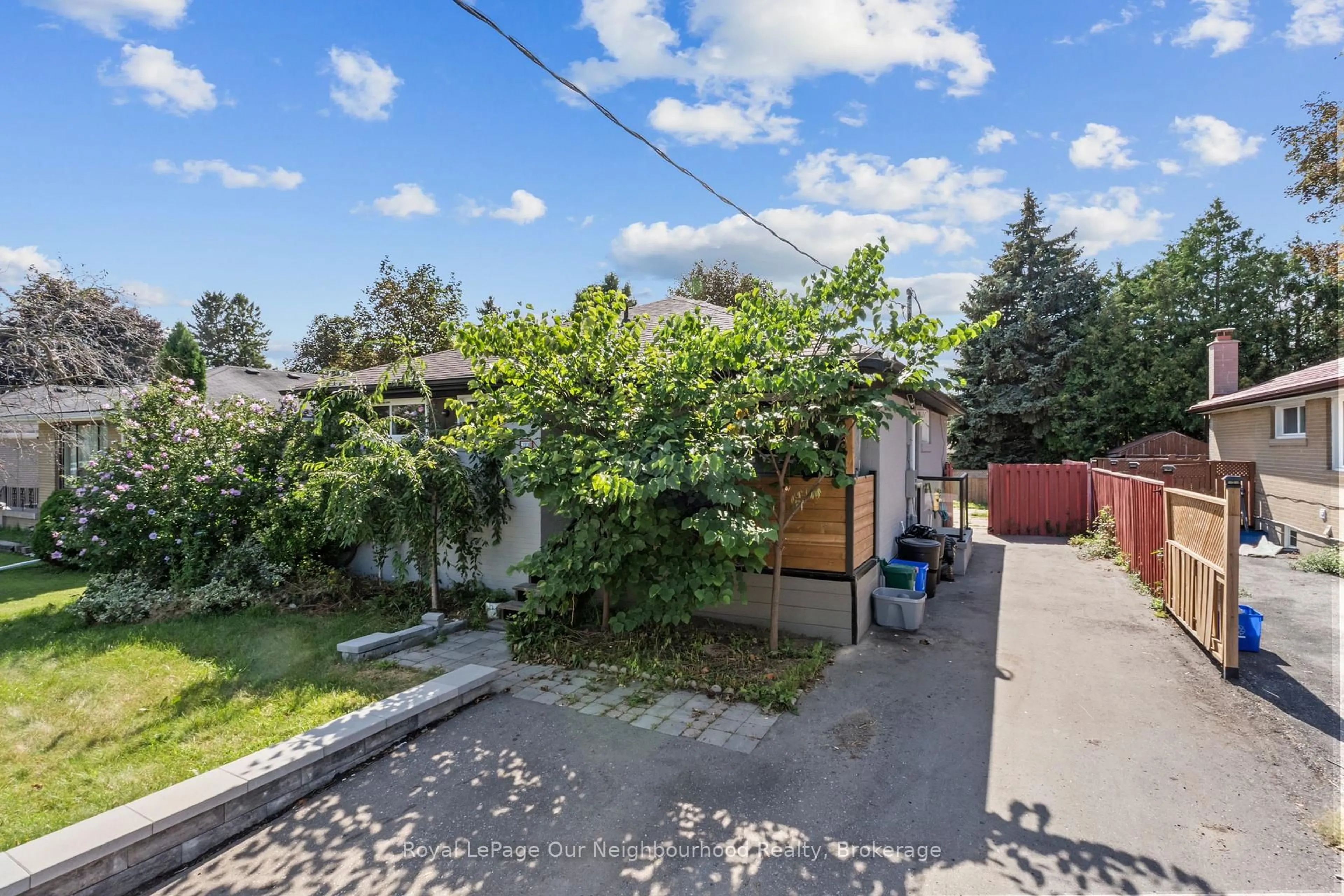 Patio, street for 1016 Centre St, Whitby Ontario L1N 4V3