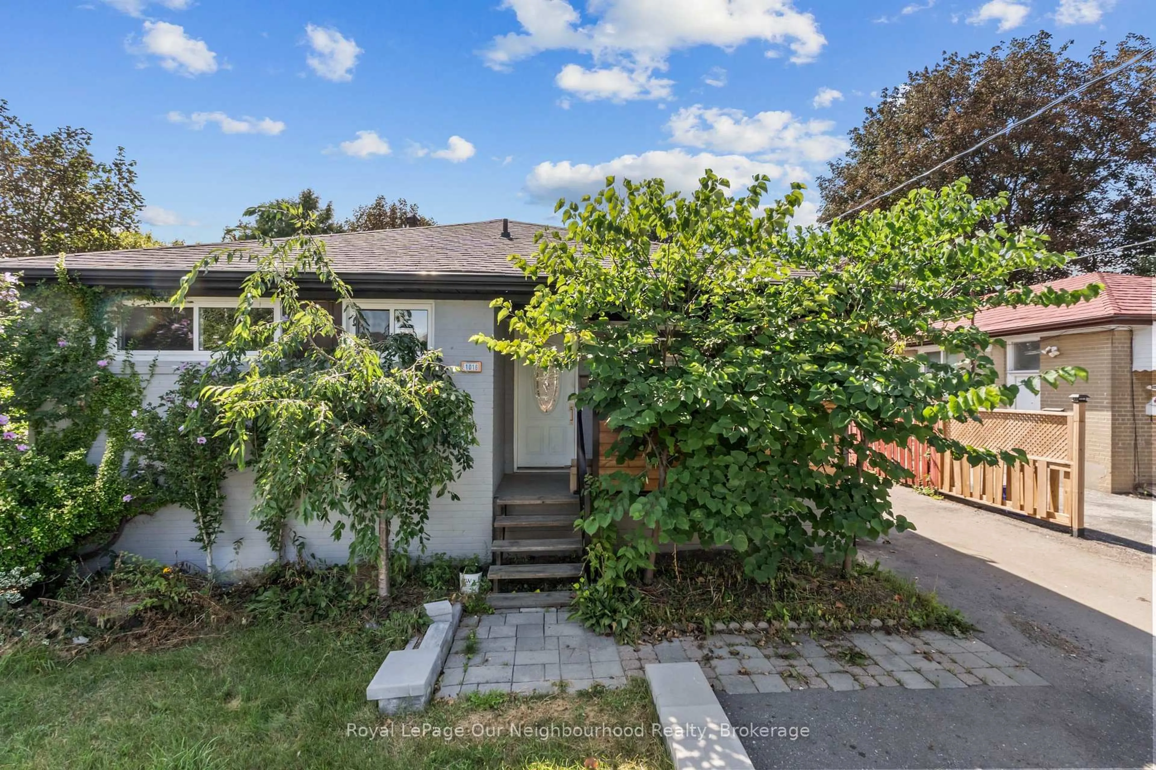 Unknown for 1016 Centre St, Whitby Ontario L1N 4V3