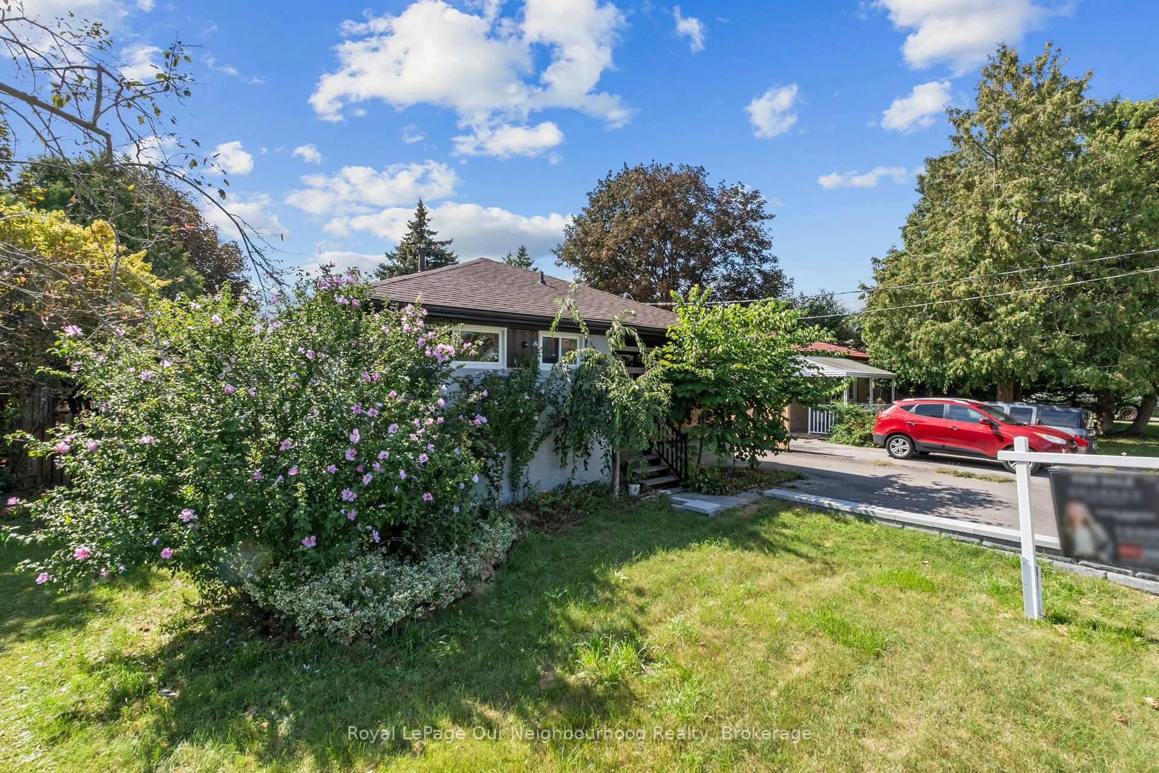 A pic from outside/outdoor area/front of a property/back of a property/a pic from drone, street for 1016 Centre St, Whitby Ontario L1N 4V3