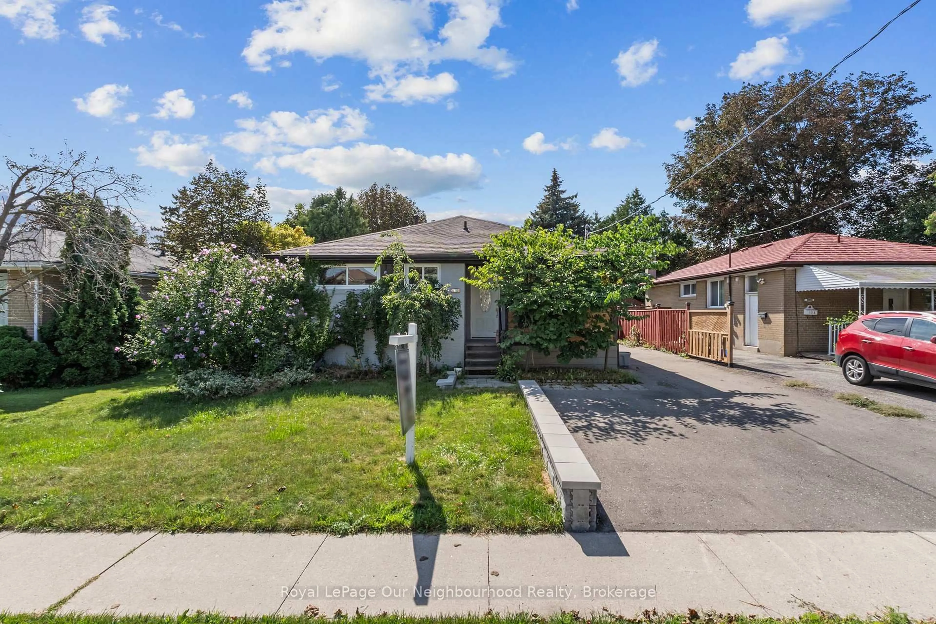 A pic from outside/outdoor area/front of a property/back of a property/a pic from drone, street for 1016 Centre St, Whitby Ontario L1N 4V3