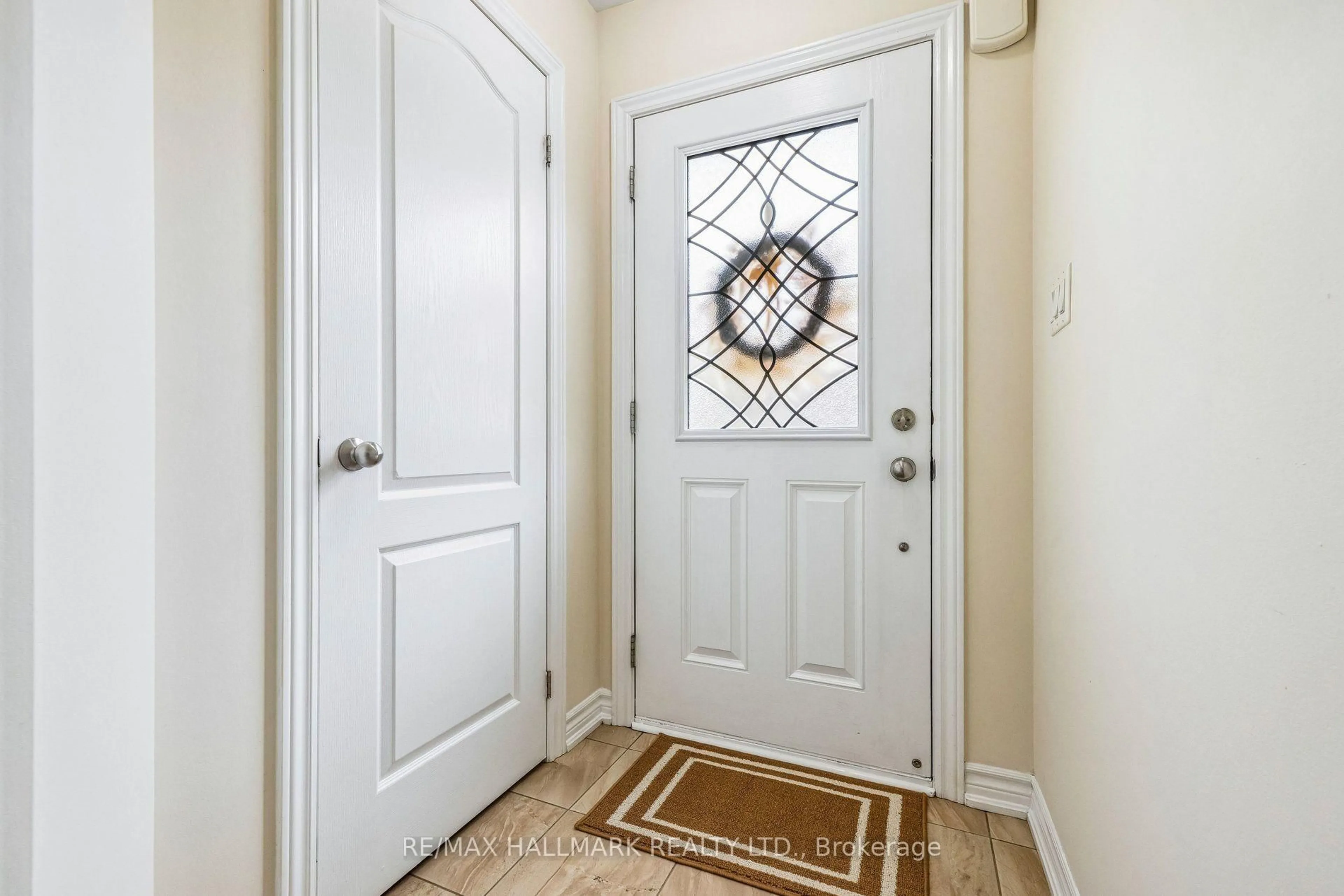 Indoor entryway for 24 Markham Tr, Clarington Ontario L1C 0S4
