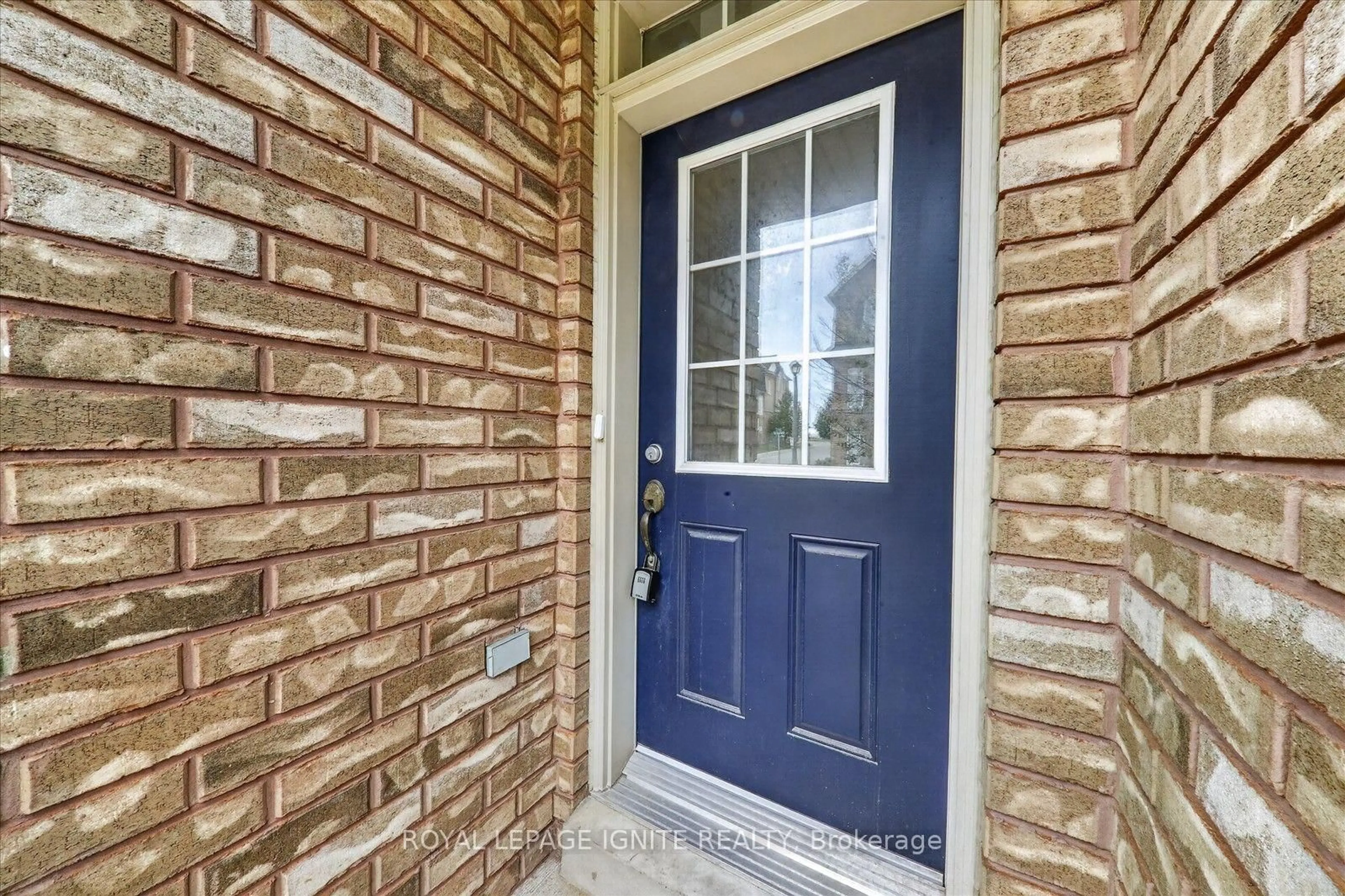 Indoor entryway for 72 Oakins Lane, Ajax Ontario L1T 0H1